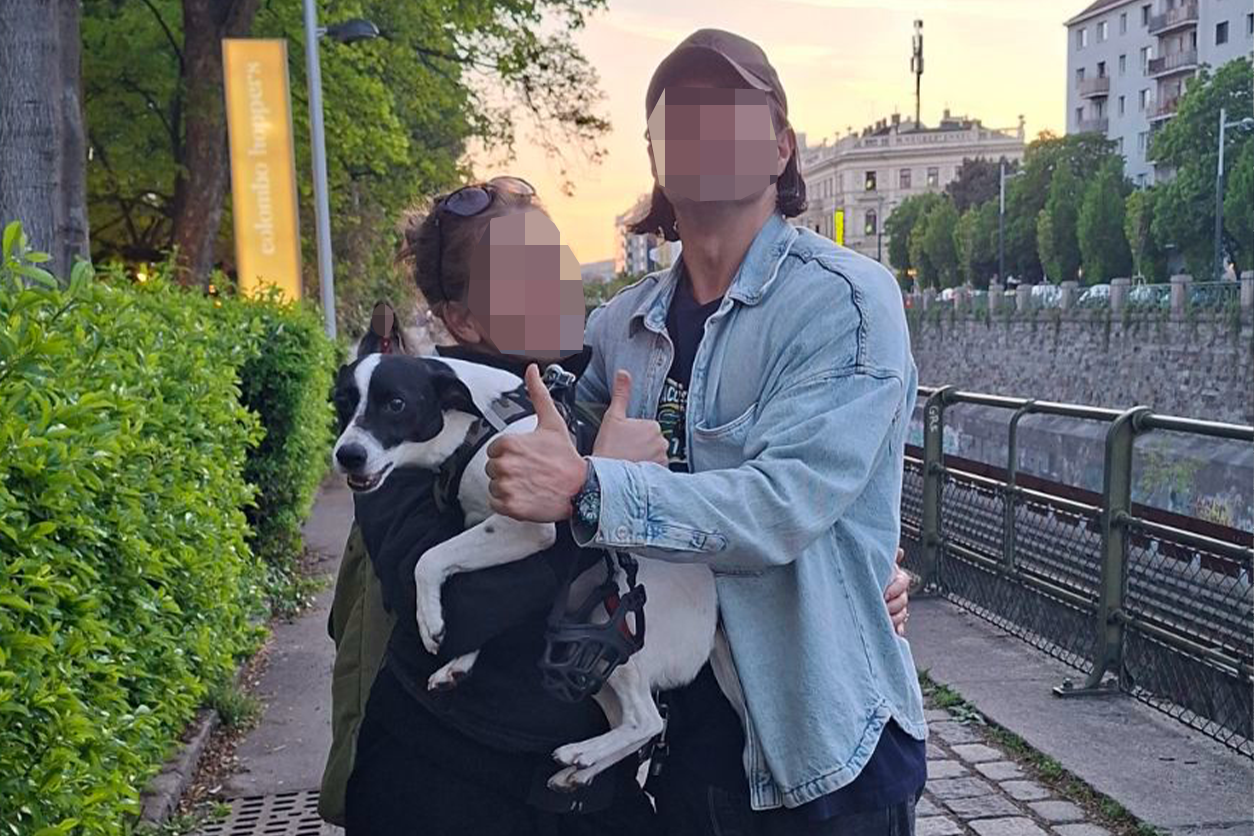 Glücklich und Daumen nach oben: Dank eines Passanten kann Denise wieder mit Oskar kuscheln.