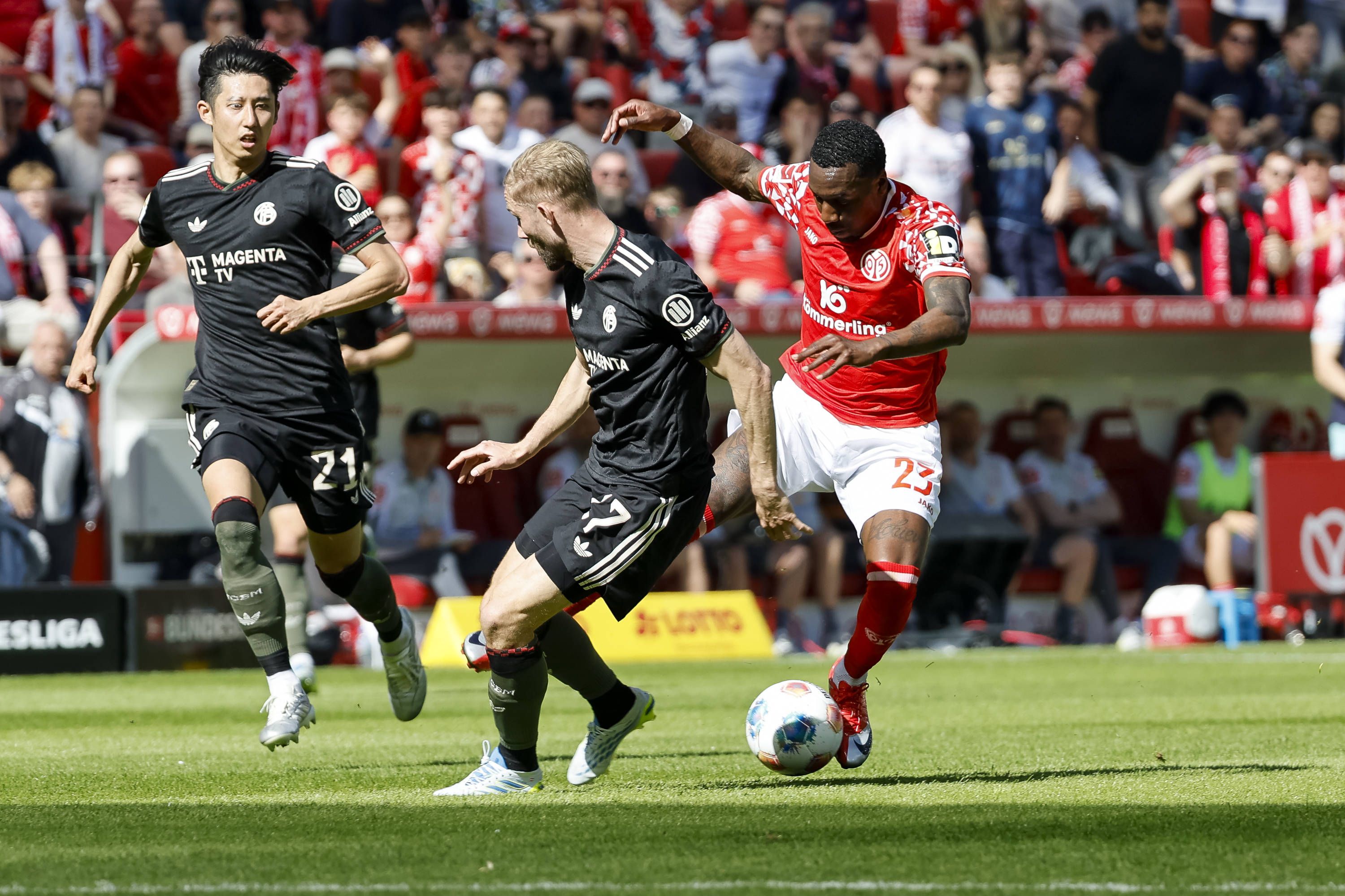 ÖFB-Star Konrad Laimer im Duell mit Mainz. 