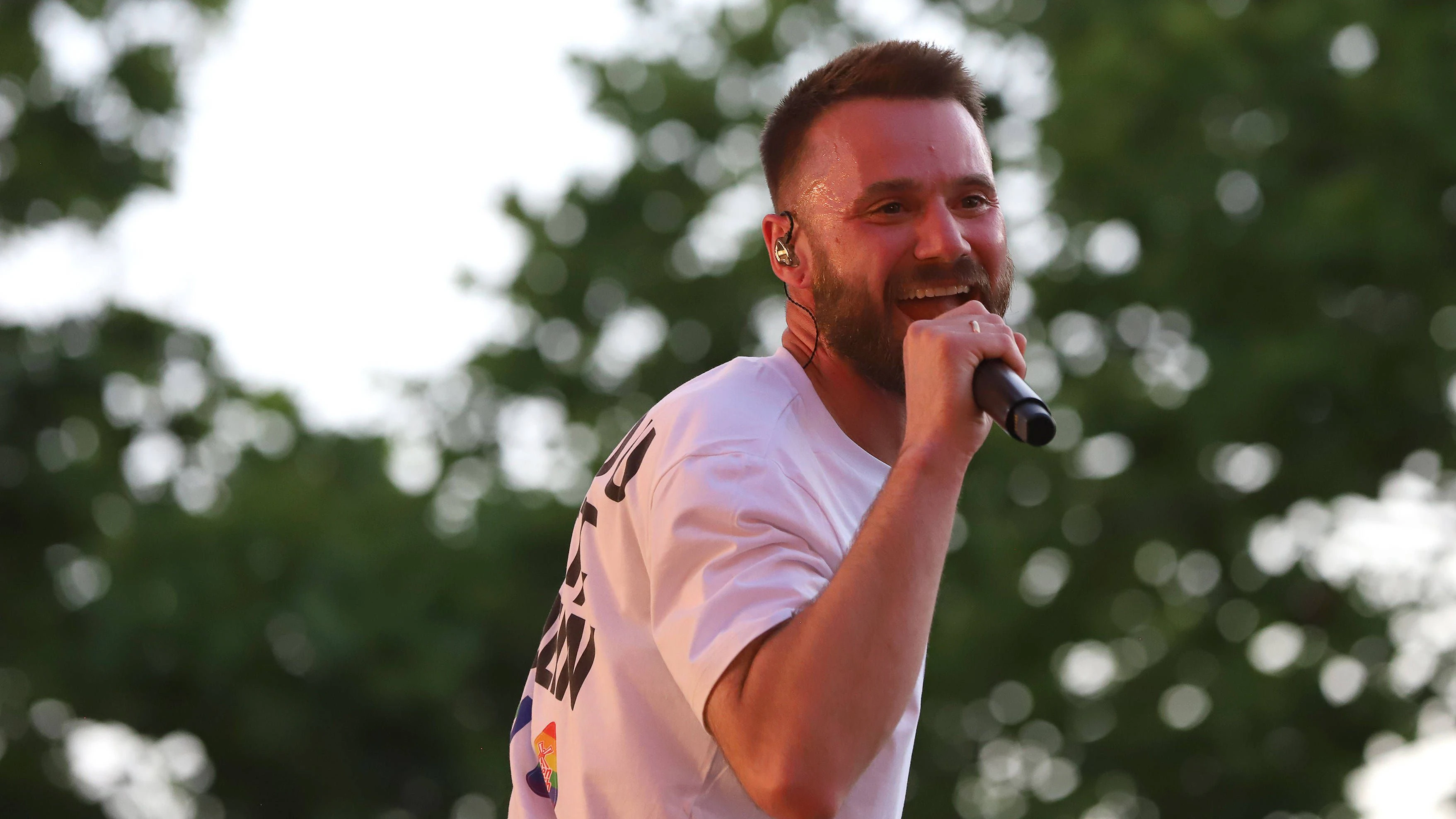 Roman Lob bei einem Konzert seiner Band "Stadtrand"  im Rahmen der Kölner Pride 2025.