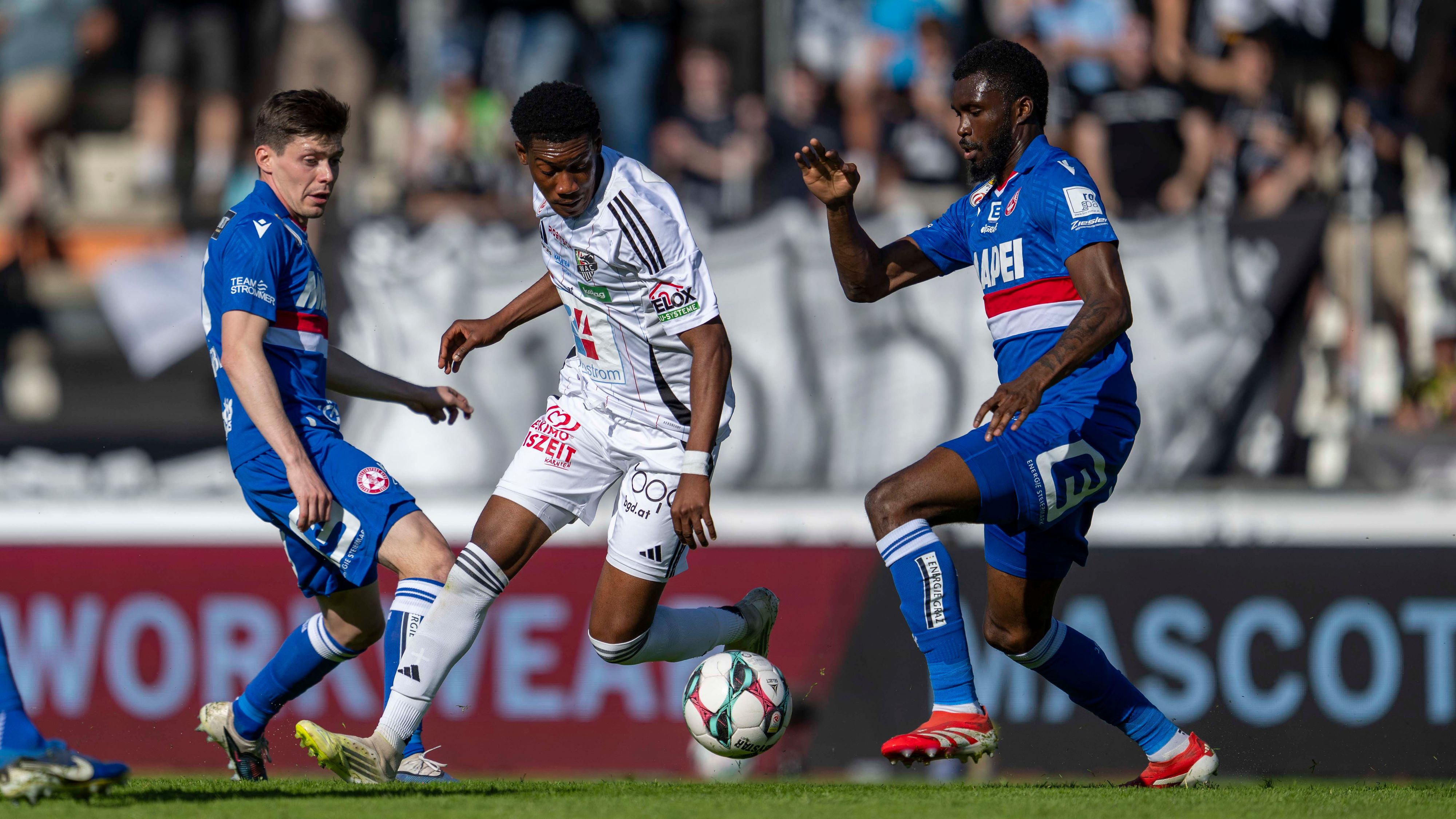 Emmanuel Agyemang (WAC) und Beres Owusu (GAK) in einem Spiel ohne Höhepunkte.