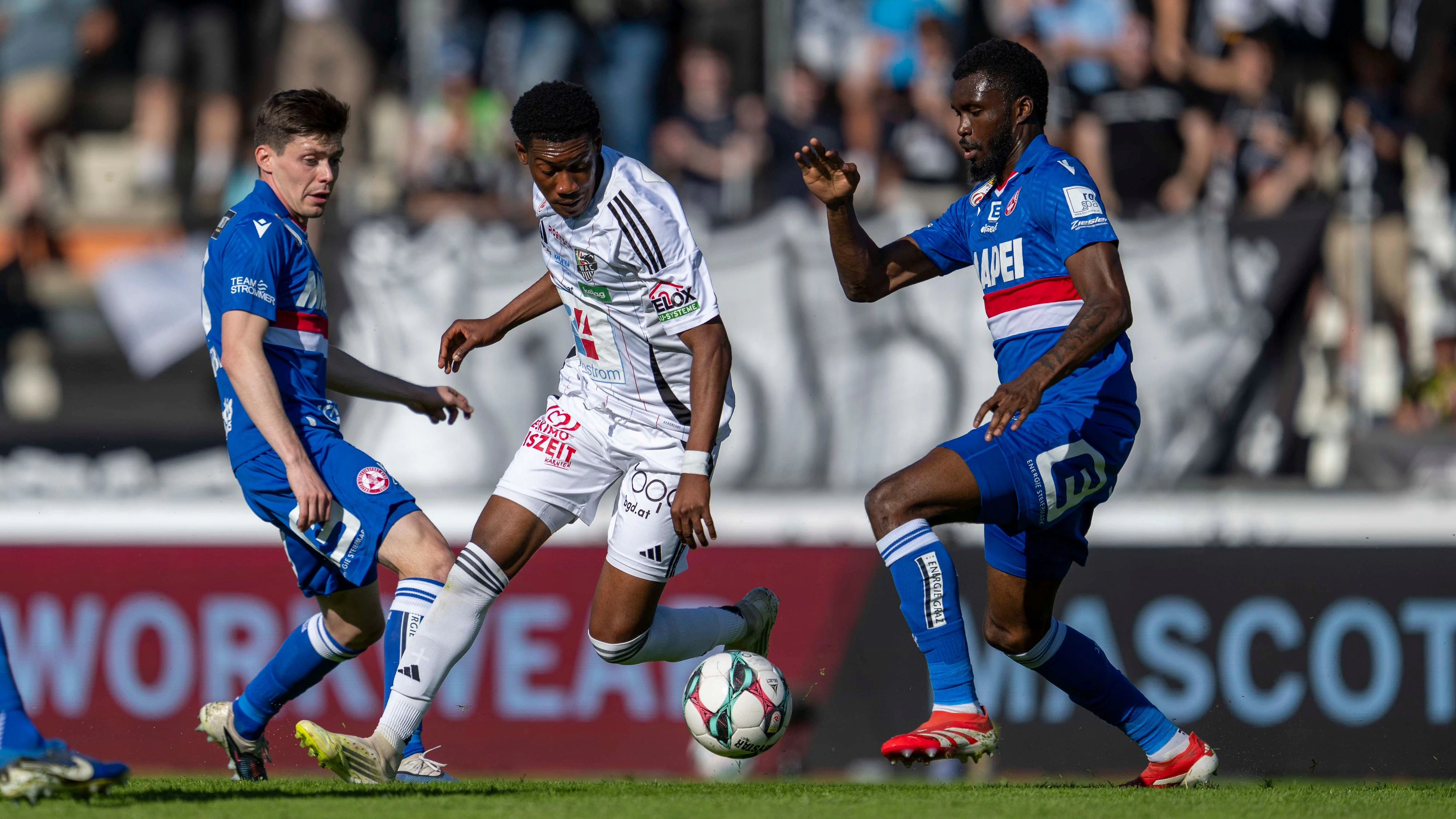 Emmanuel Agyemang (WAC) und Beres Owusu (GAK) in einem Spiel ohne Höhepunkte.
