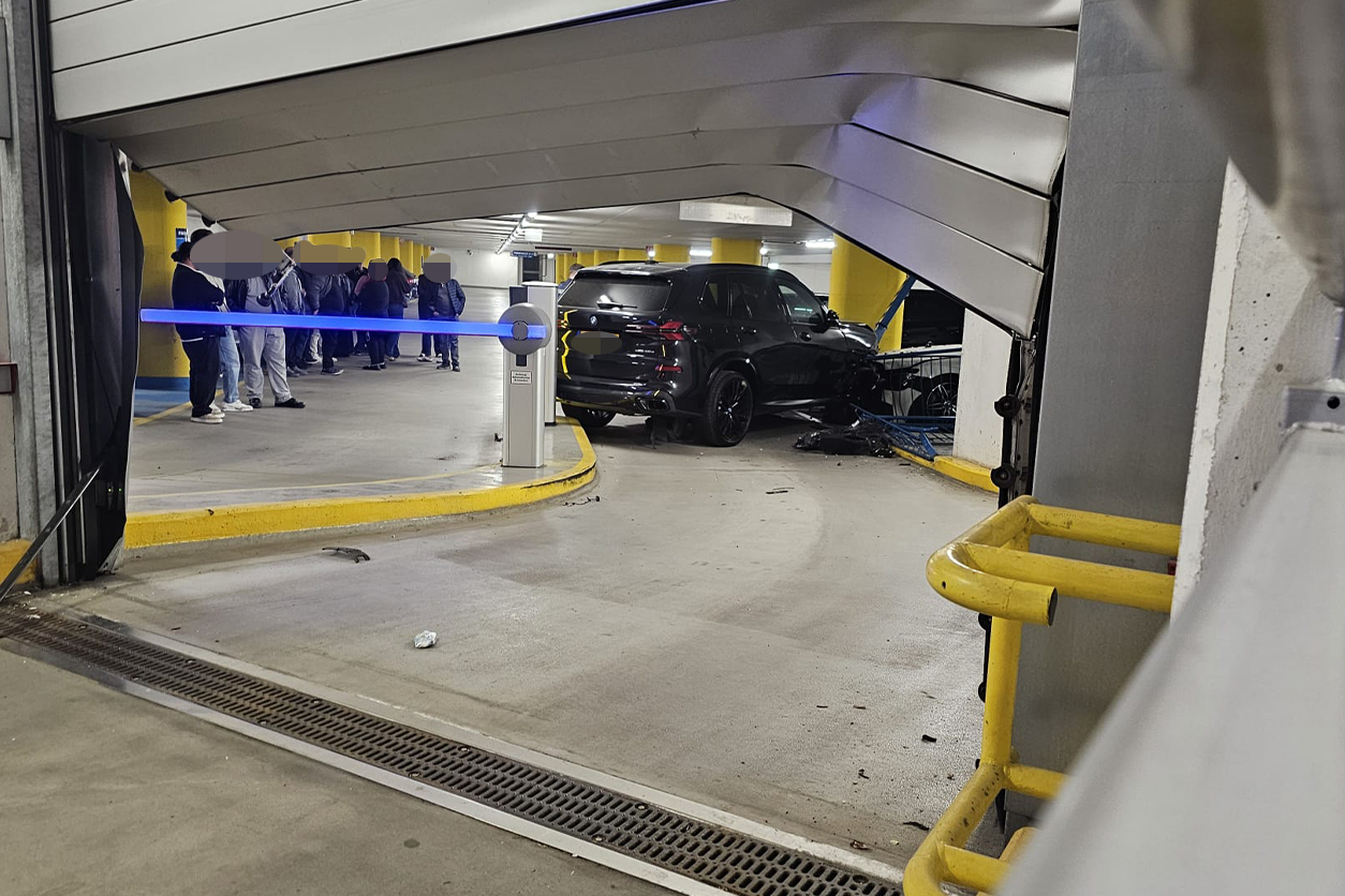 Der Wagen krachte in ein Garagentor und beschädigte mehrere Autos.