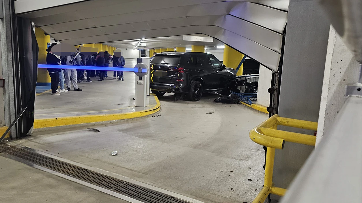 Der Wagen krachte in ein Garagentor und beschädigte mehrere Autos.