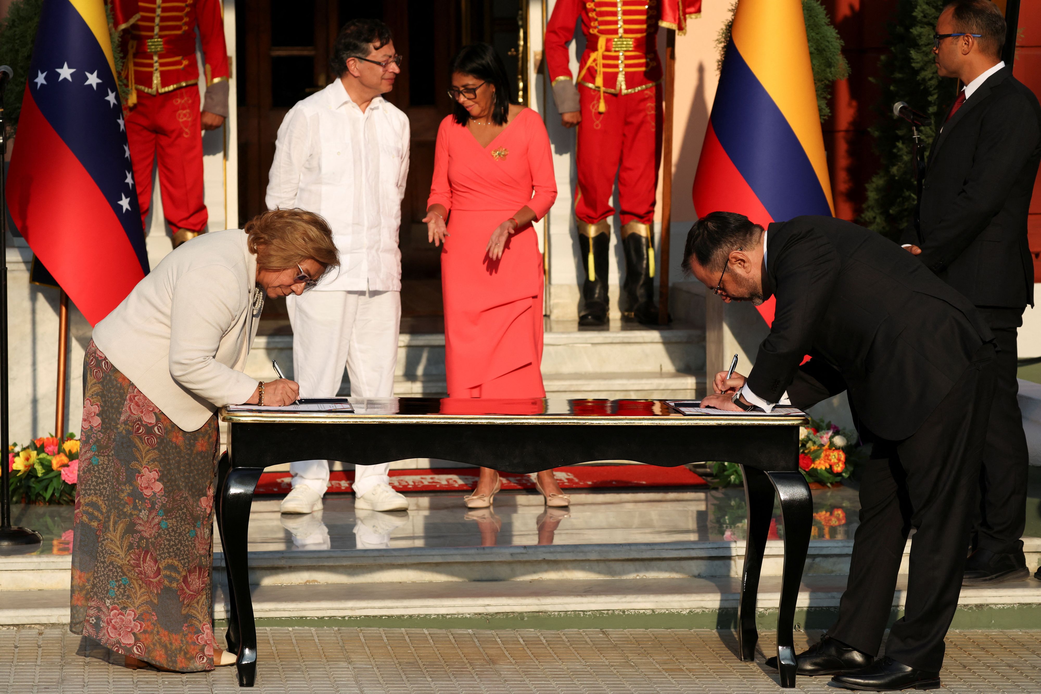 Der kolumbianische Staatschef Gustavo Petro hat bei seinem Besuch in Venezuela mit der dortigen Übergangspräsidentin Delcy Rodríguez eine militärische Zusammenarbeit vereinbart.