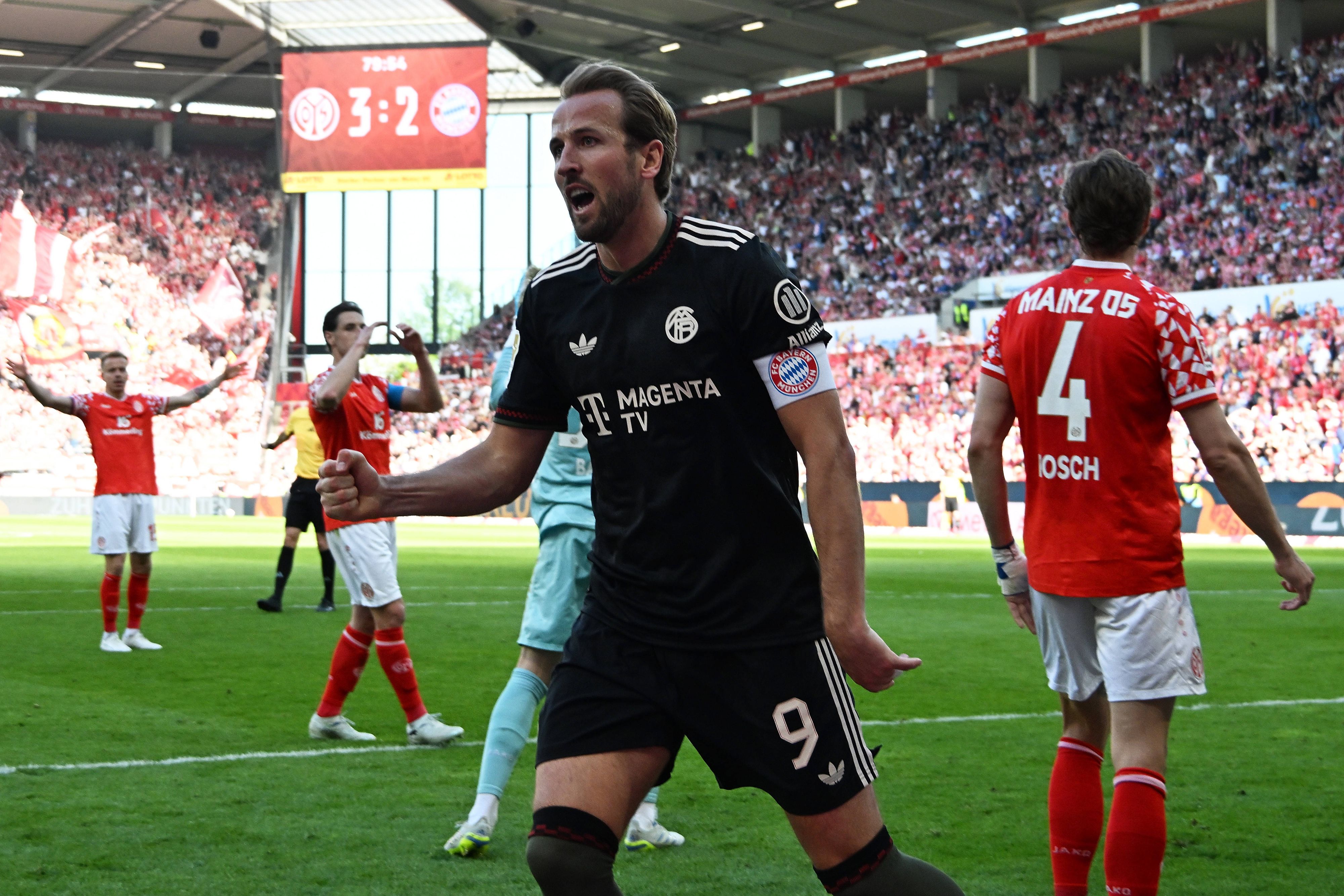 Die Bayern feiern den spektakulären 4:3-Erfolg in Mainz. 