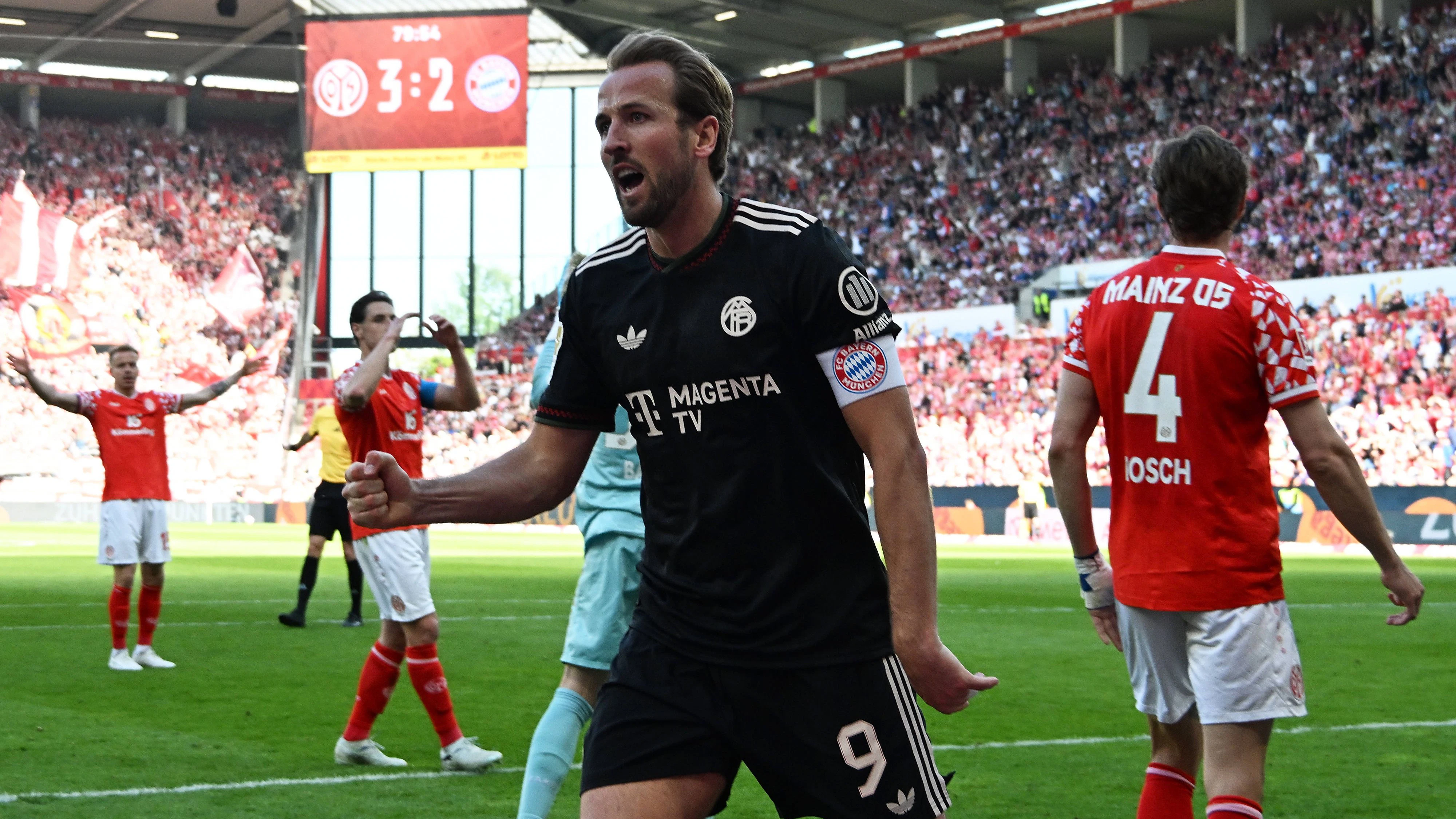 Die Bayern feiern den spektakulären 4:3-Erfolg in Mainz. 