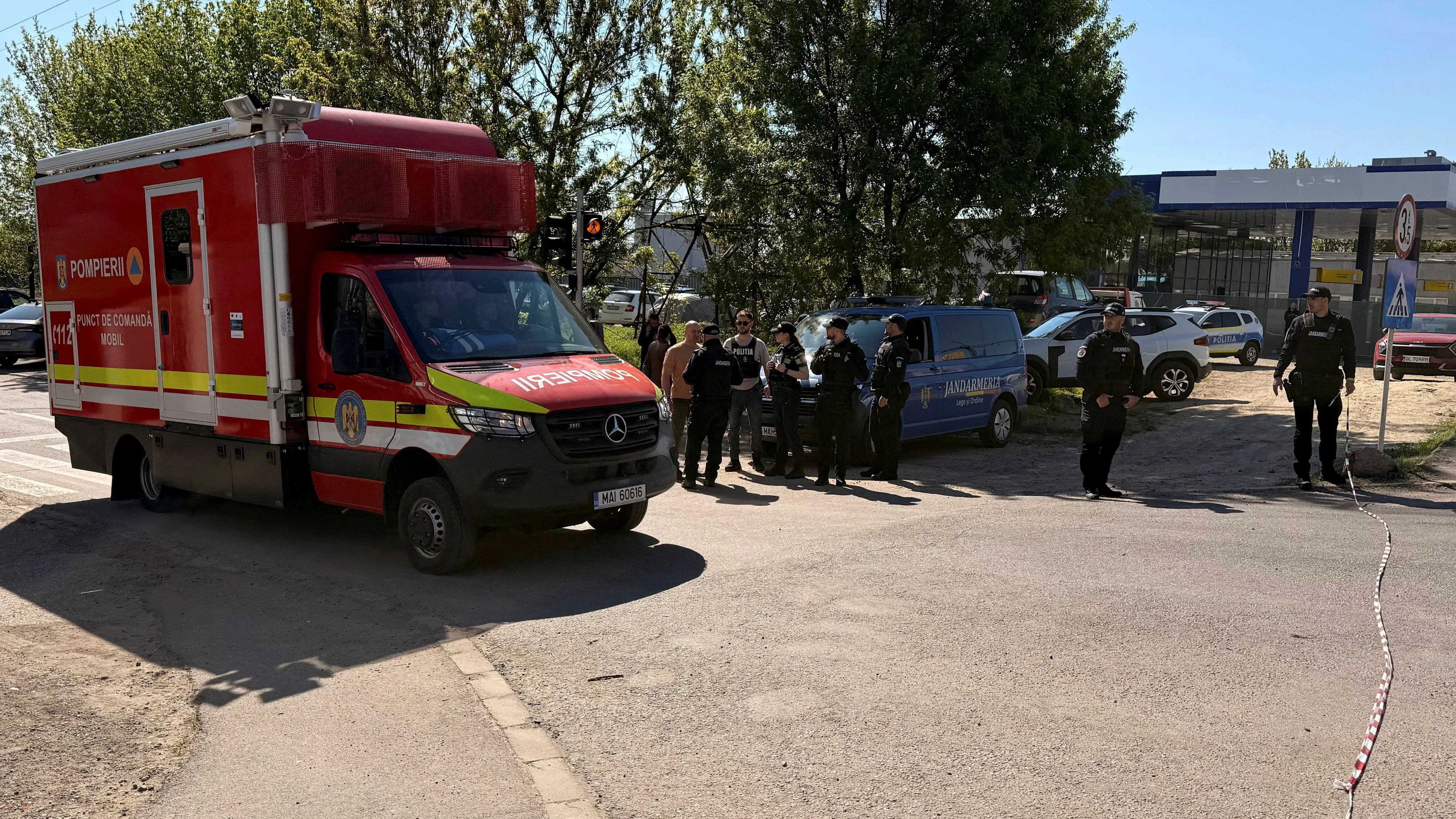 Die rumänischen Einsatzkräfte meldeten, dass die Drohne "mit einer möglichen Sprengladung" in einem bewohnten Gebiet abgestürzt ist.