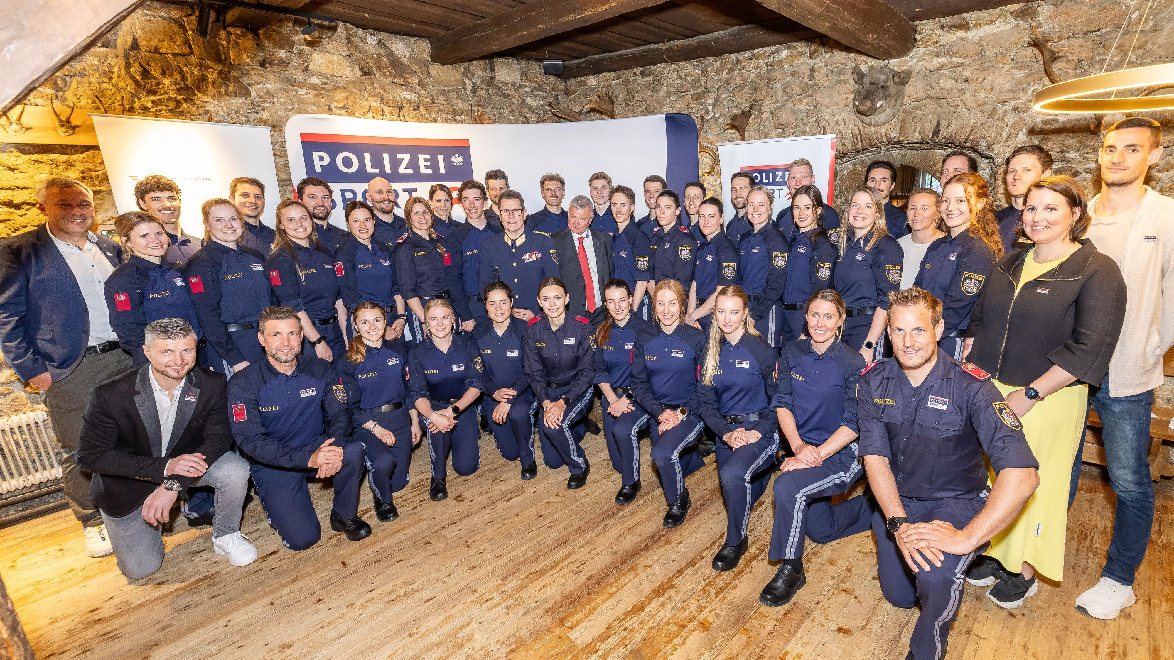 Copyright: BMI/Gerd PACHAUER, 24.04.2026 Gumpoldskirchen Niederösterreich, Günther MAREK, Michael TAKACS, Heurigen, Empfang der Wintersportlerinnen und Wintersportler, Polizei Sport, Polizeispitzensportlerinnen und Polizeispitzensportler, Ehrung, Dekretverleihung, 