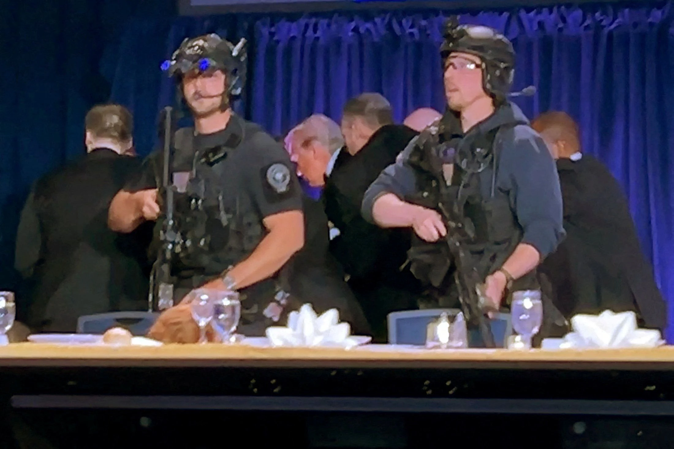 Der Moment, als Trump vom Secret Service von der Bühne gebracht wird