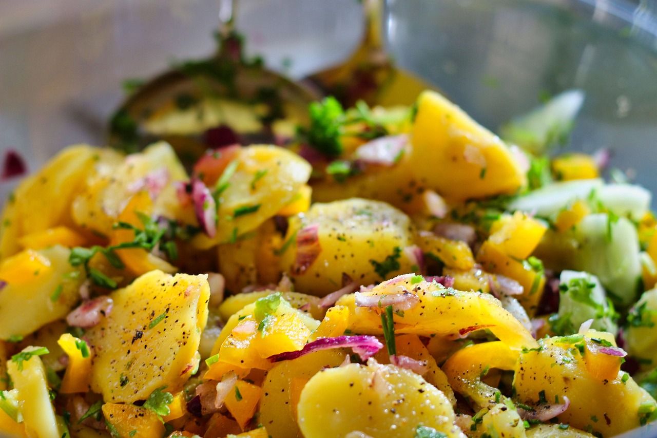Ein guter Kartoffelsalat gehört zu jedem Grillfest.