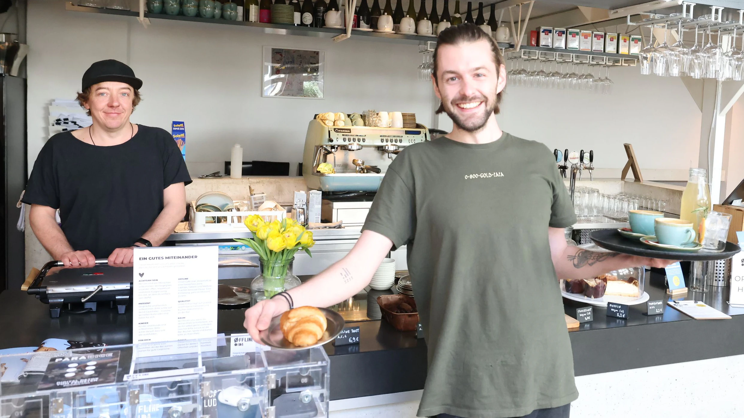 Im „Offline Oida“ steht eines ganz oben auf der Speisekarte: Digital Detox. In der Weyringergasse 36 (Wieden) hat nun erstmals ein Pop-up-Café eröffnet, das ein Gegenstück zu Reizüberflutung und endlosem Scrolling sein möchte. „Die Menschen sehnen sich wieder nach mehr Ruhe“, weiß Initiator Christoph Thomann. Handy und Co sind zwar nicht verboten, sollen aber in der Tasche oder in einer versperrbaren Box bleiben. Dafür, dass es trotzdem nicht fad wird, sorgen eine Leseecke der Bücherei Wien und Spiele vom Spieleklub „Paradice Wien“. 