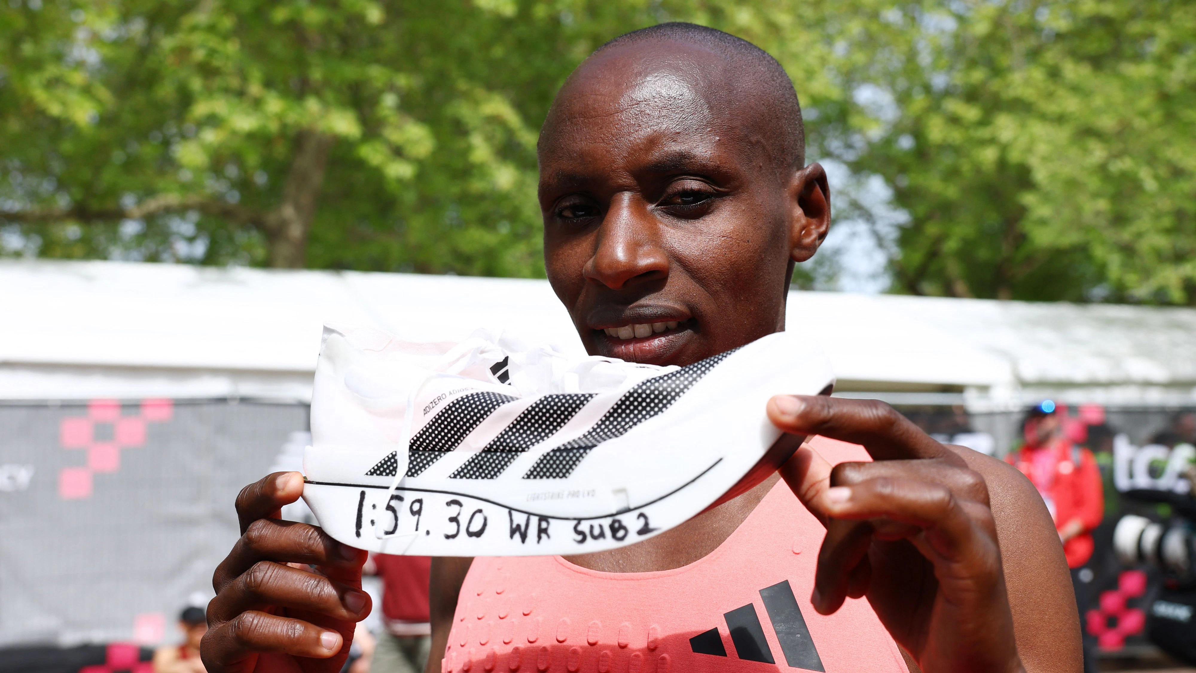 Sawe lässt alle wissen: Mit diesen Schuhen hat er Sport-Geschichte geschrieben. 