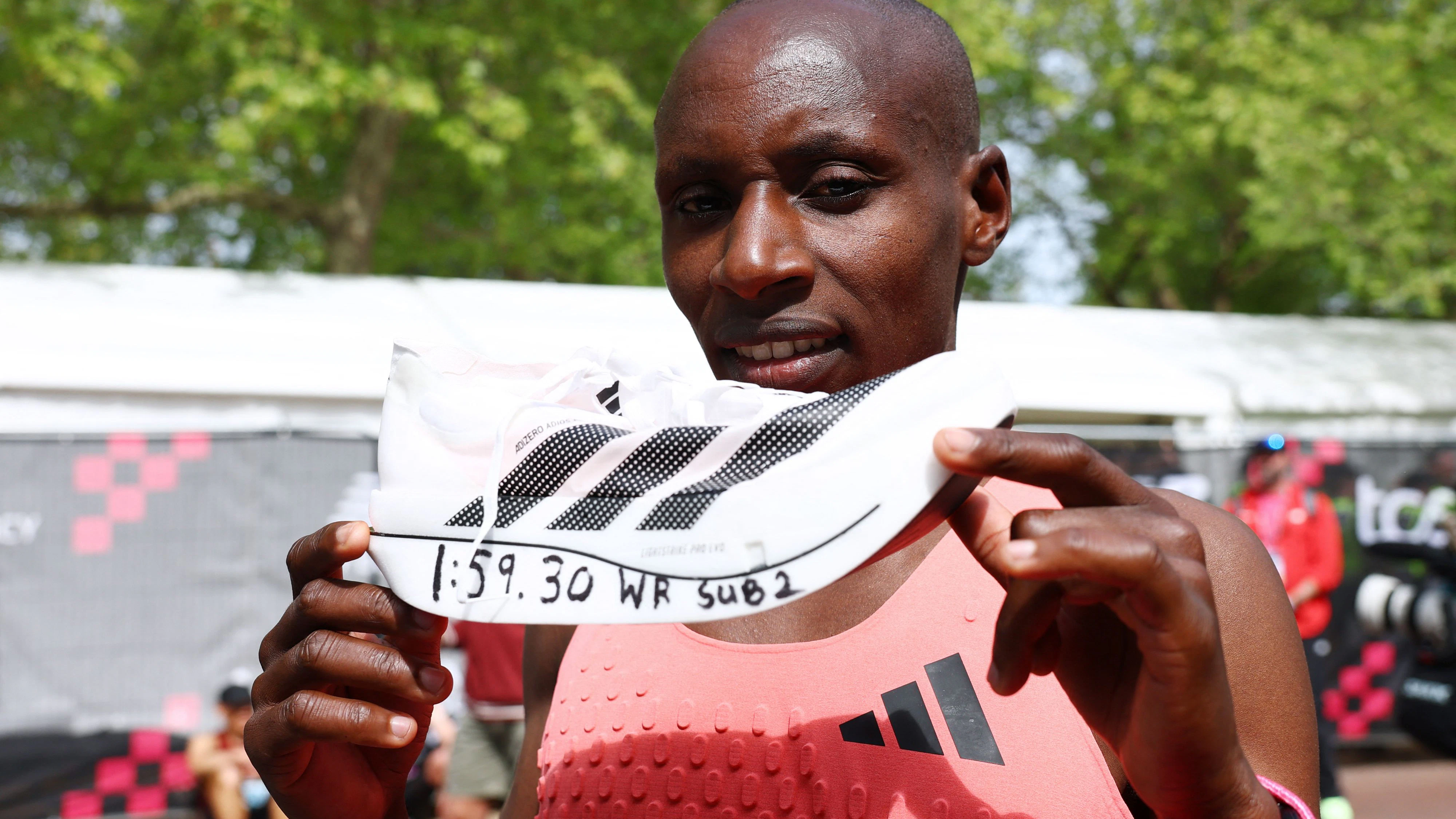 Sawe lässt alle wissen: Mit diesen Schuhen hat er Sport-Geschichte geschrieben. 