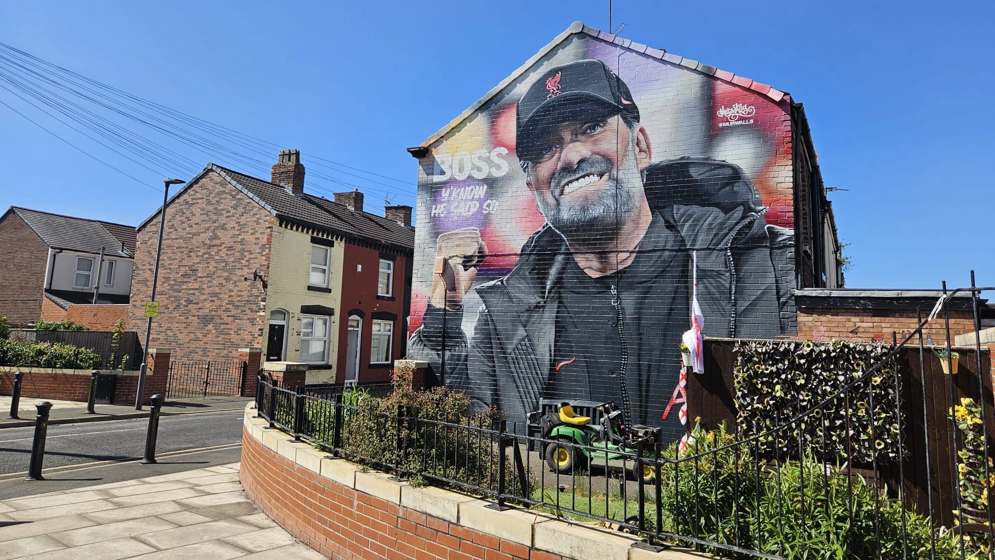 Riesige Wandgemälde, Murals genannt, zieren die Fassaden rund um das Stadion.