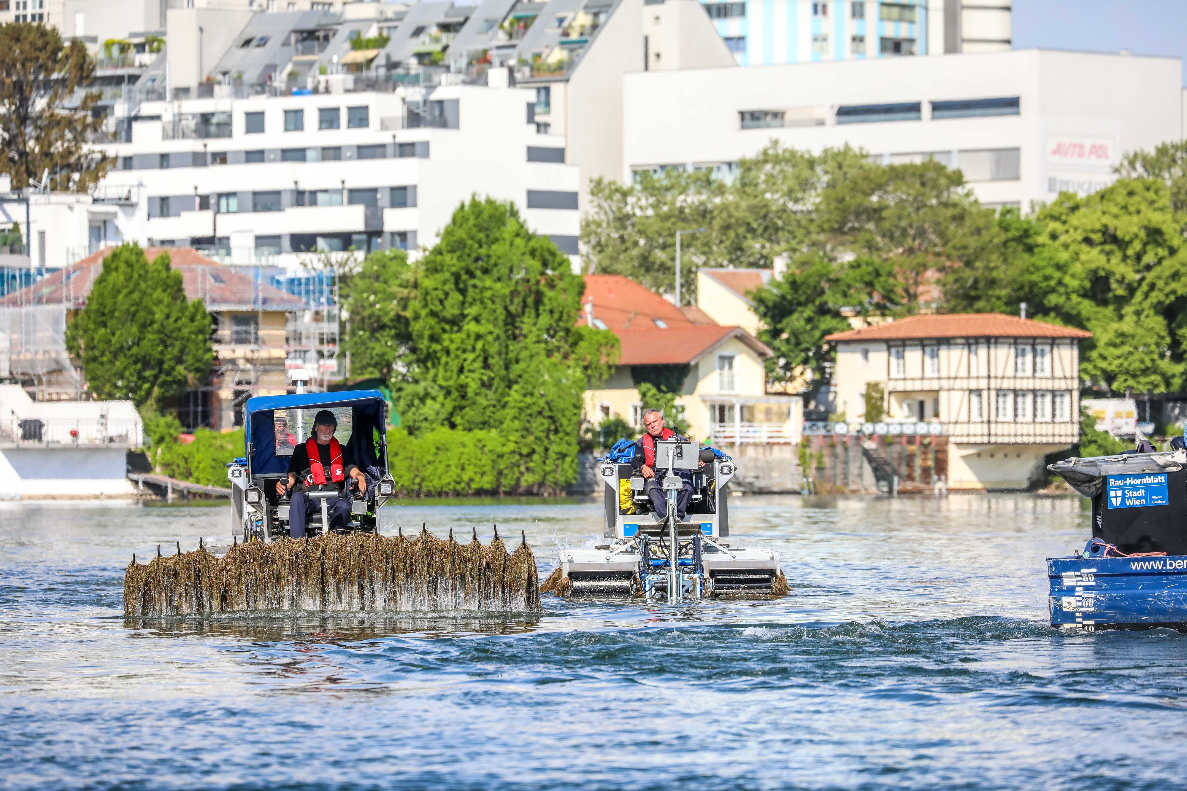 Moderne Mähflotte sorgt ab Montag wieder für Top-Badevergnügen in Wiens Gewässern.