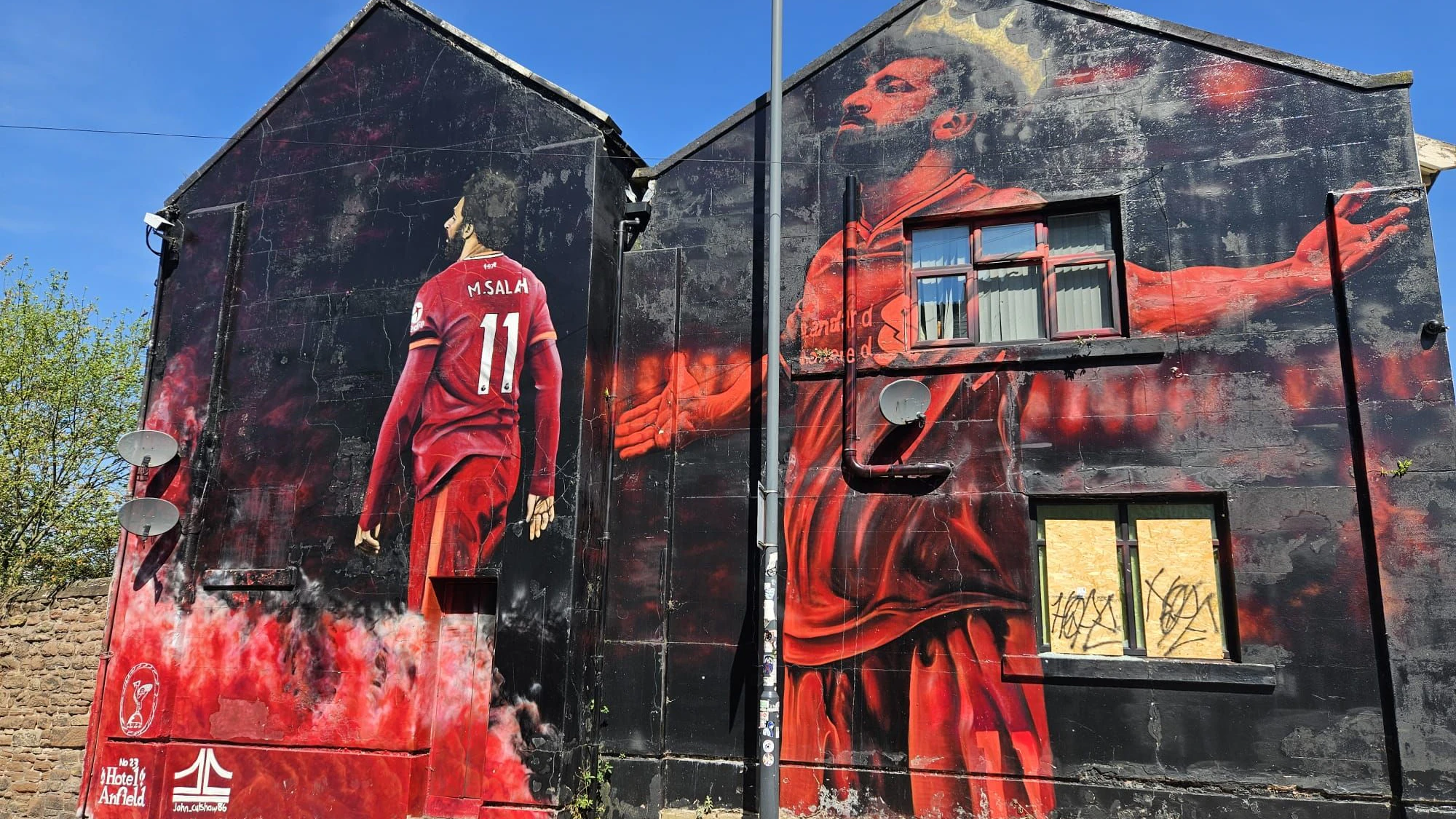 Murals zieren die Fassaden - hier Mo Salah.