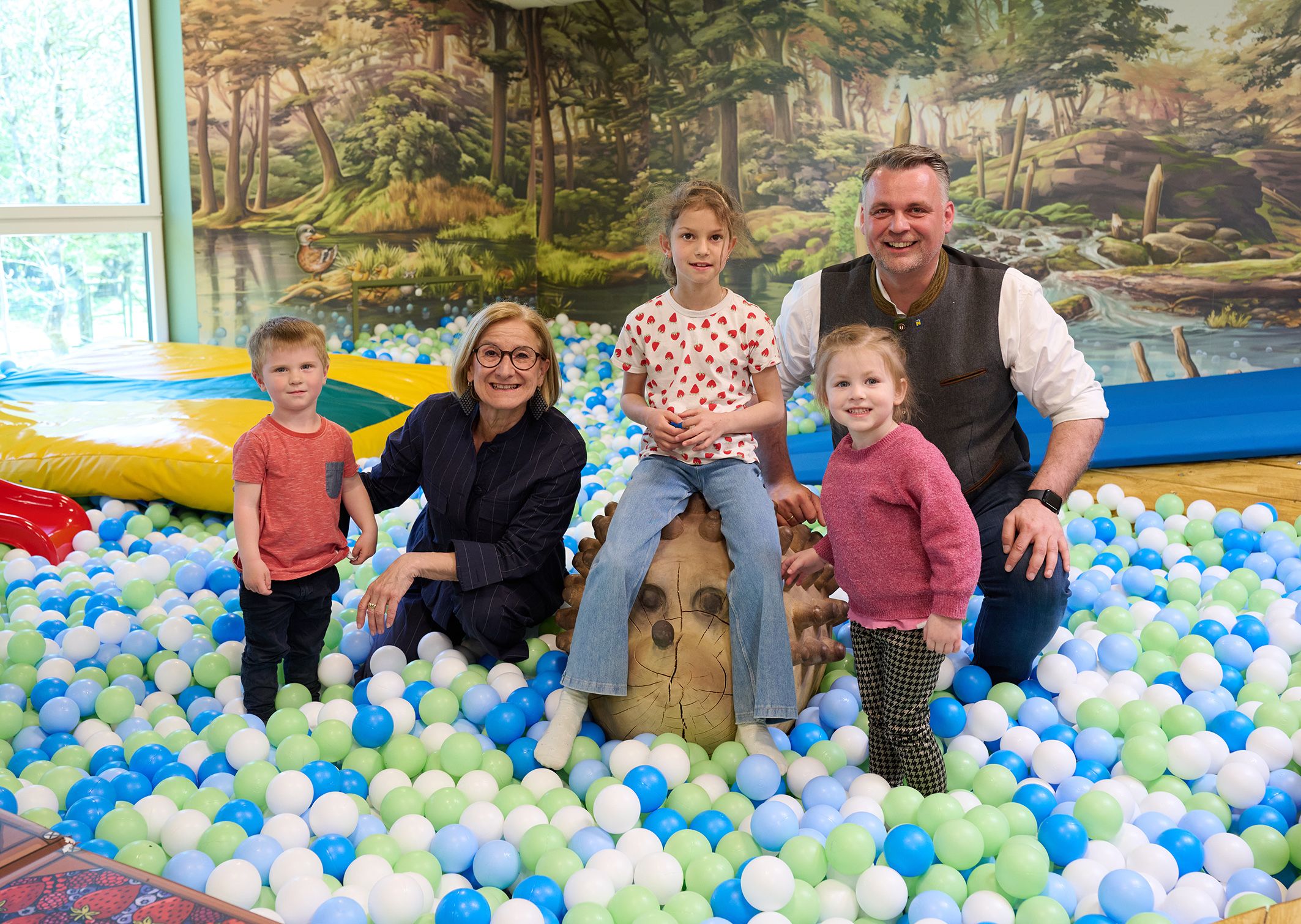 Abenteuer garantiert: Landeshauptfrau Johanna Mikl-Leitner und Bürgermeister Lukas Michlmayr mit den Kindern Felix, Anna und Miriam.