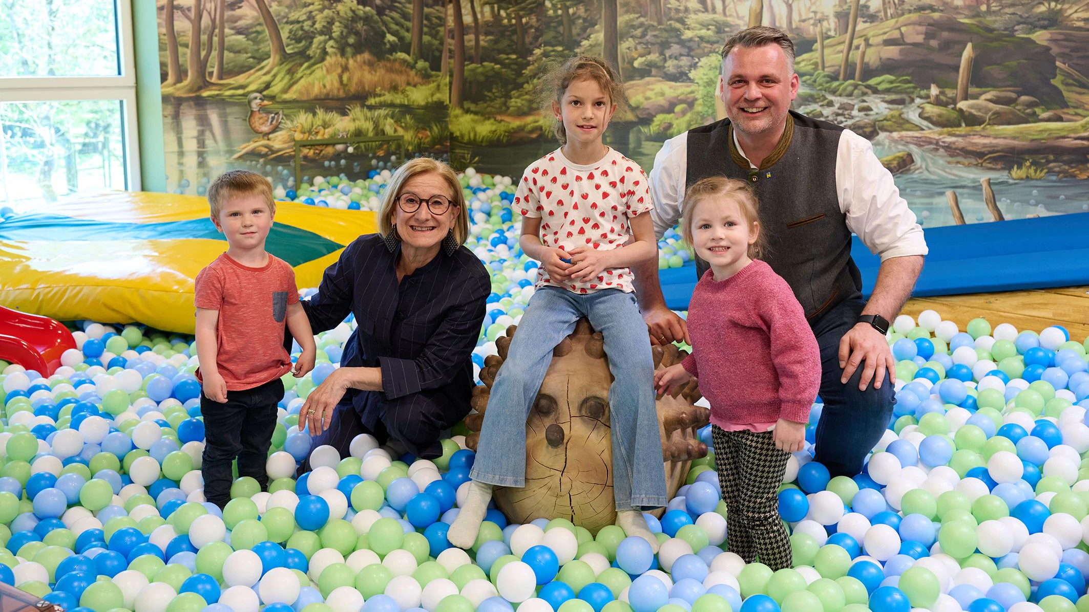 Abenteuer garantiert: Landeshauptfrau Johanna Mikl-Leitner und Bürgermeister Lukas Michlmayr mit den Kindern Felix, Anna und Miriam.