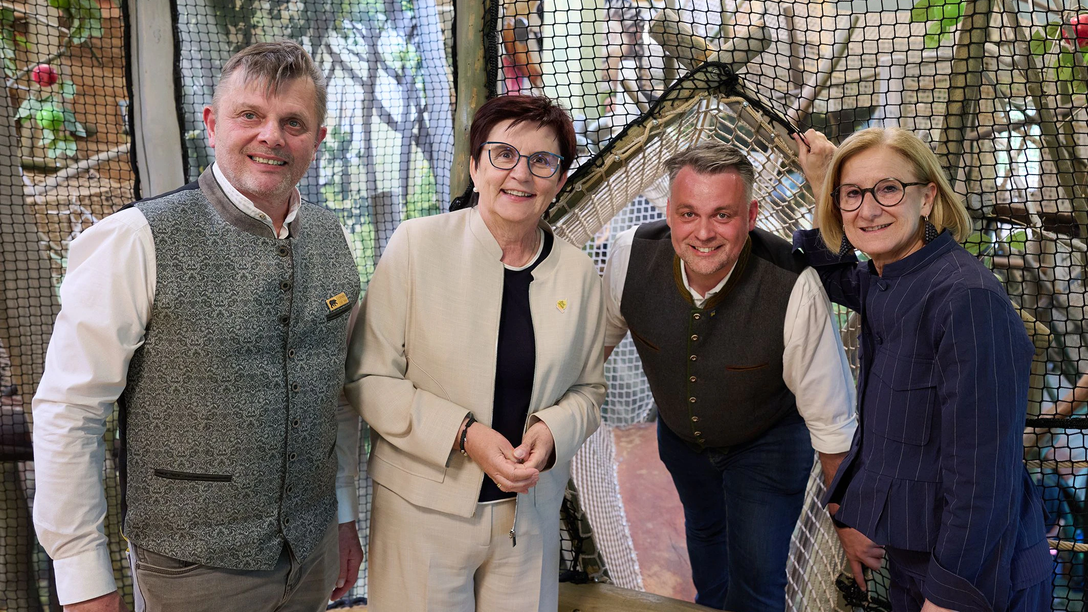 Vor dem großen Indoorspielplatz: Stadtrat Johann Kogler, LEADER Region Moststraße-Obfrau Michaela Hinterholzer, Bürgermeister Lukas Michlmayr und Landeshauptfrau Johanna Mikl-Leitner.