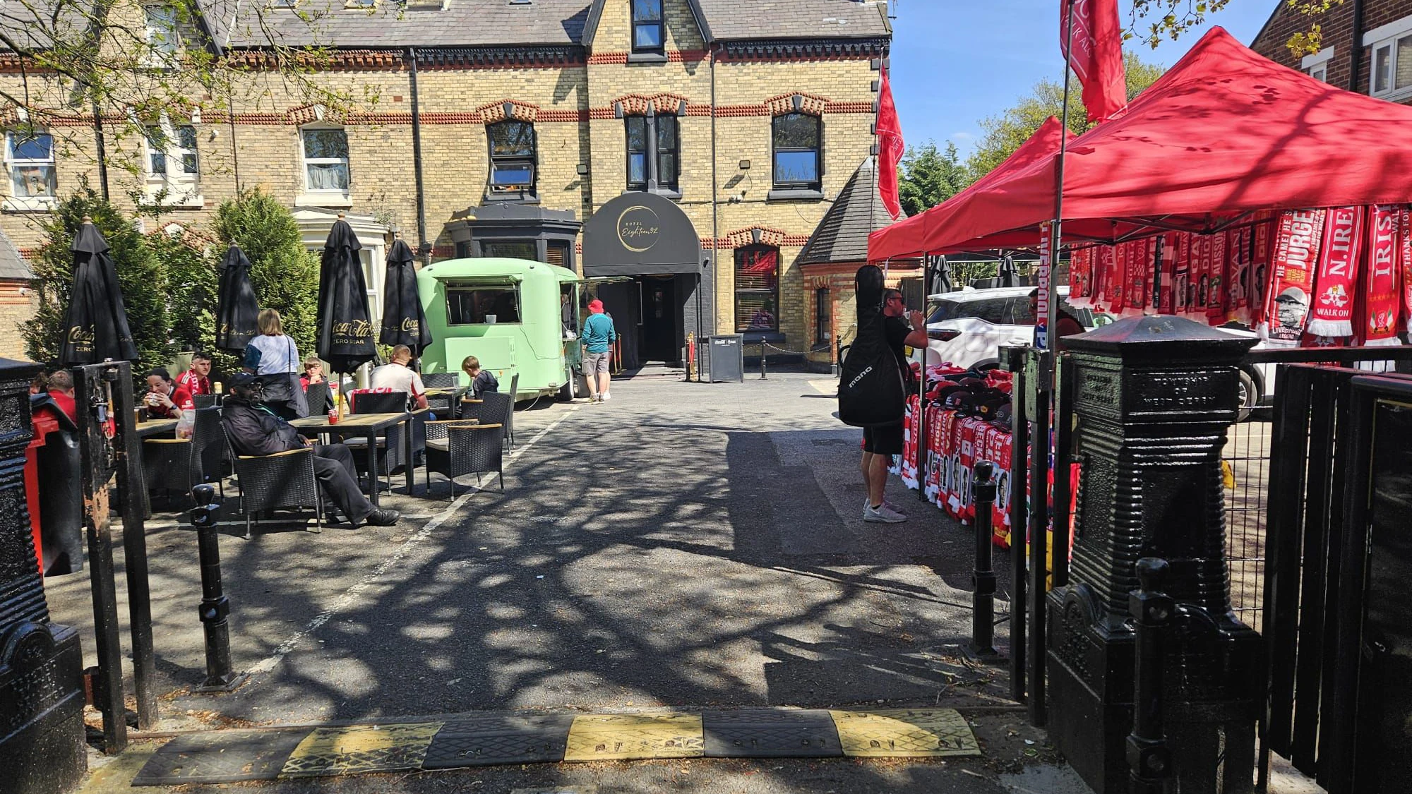Am Straßenrand werden Souvenirs verkauft, daneben Bier.