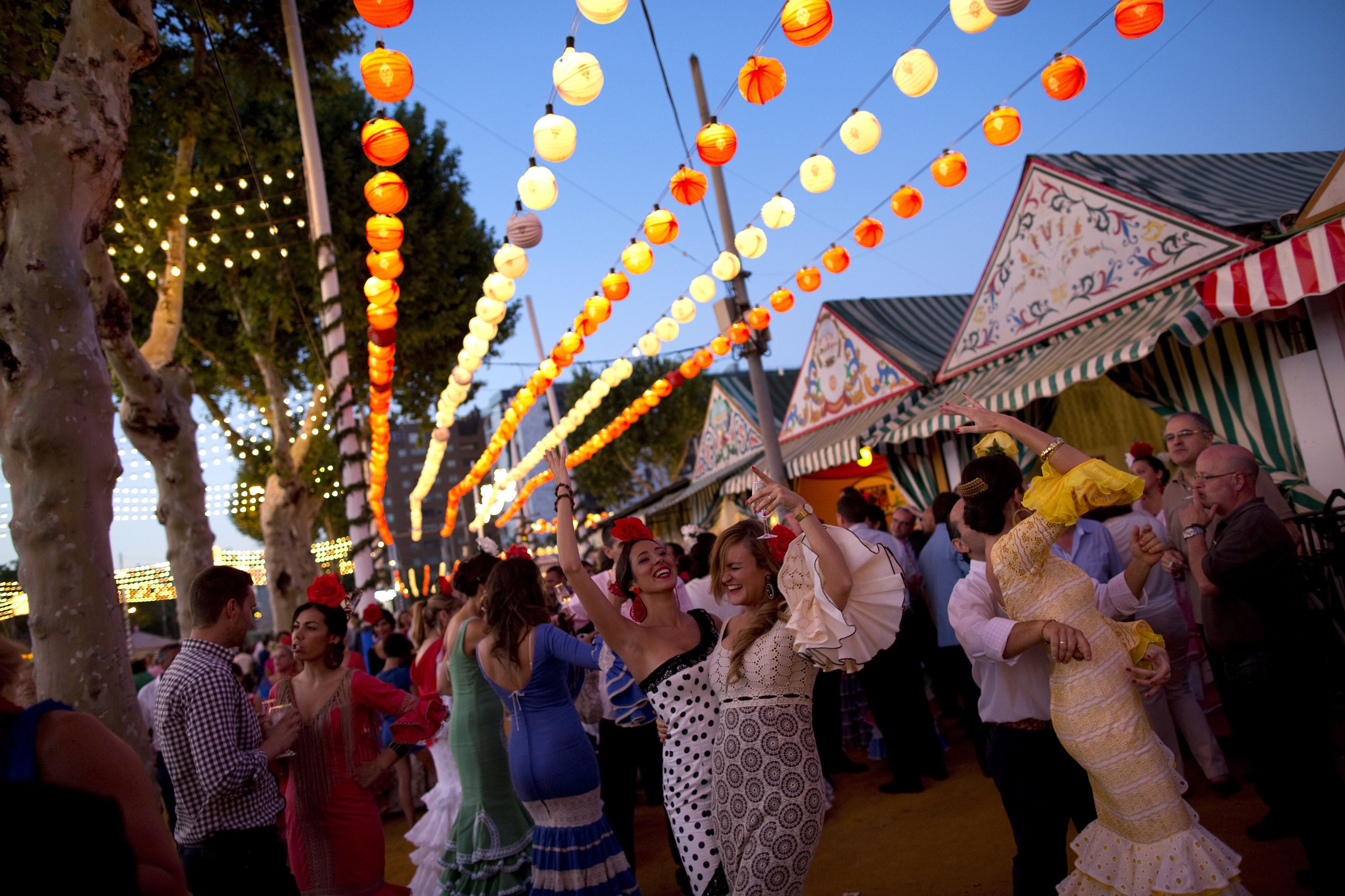 Die Gitterkugel mit den beiden Insassen schlug gegen den Masten, an dem sie befestigt war.