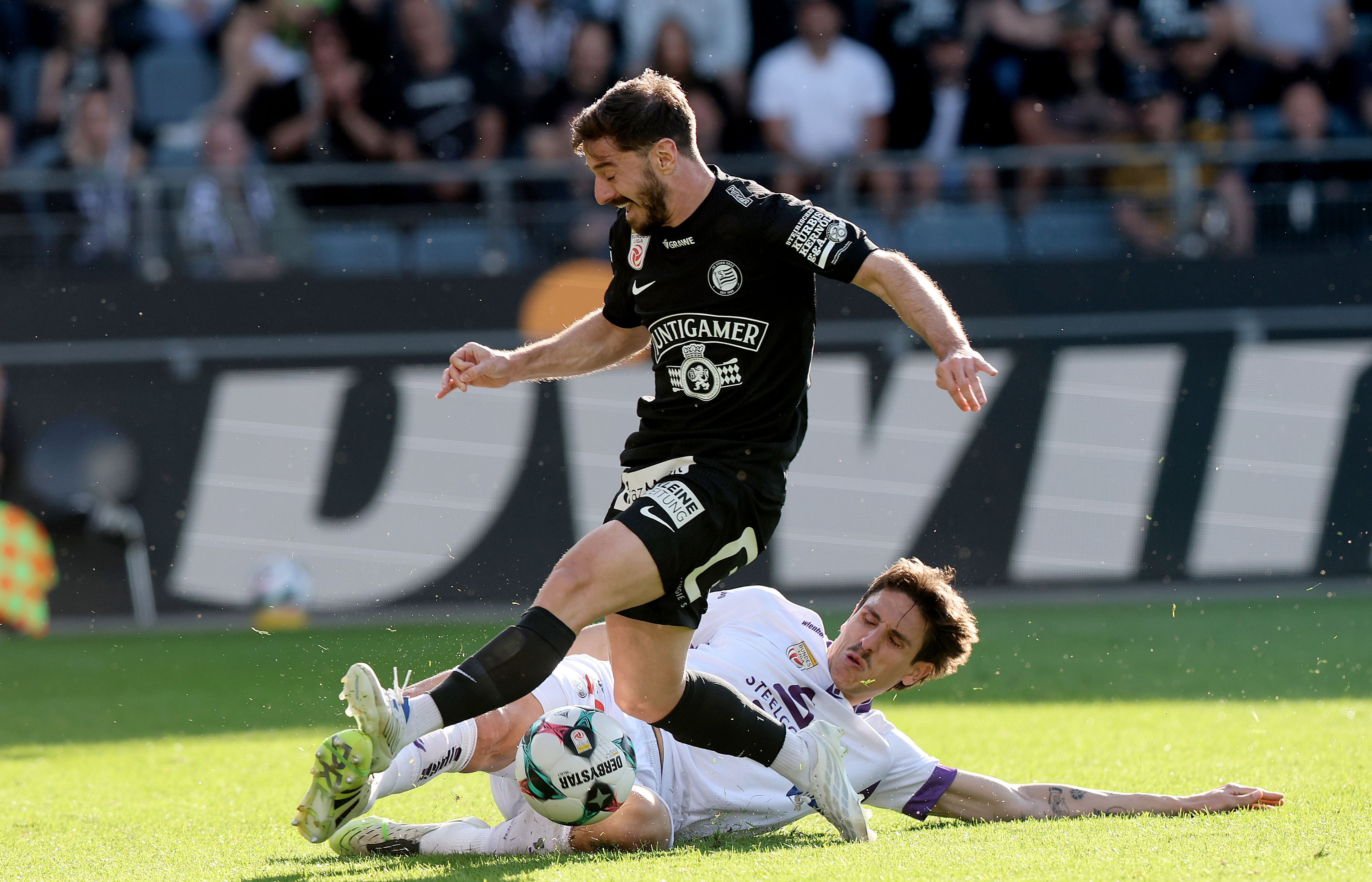 Ein harter Kampf: Otar Kiteishvili (Sturm) gegen Tin Plavotic (A. Wien).