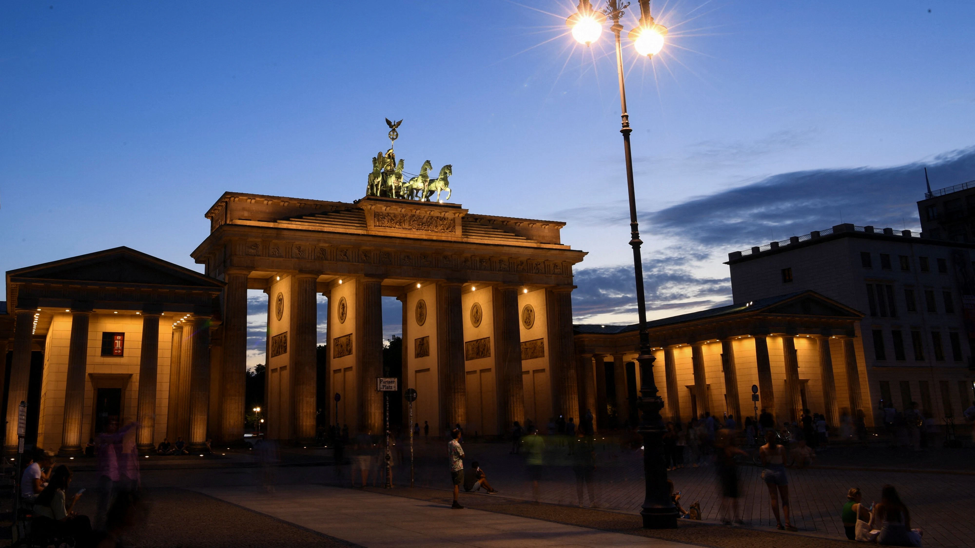 Bei einer Auseinandersetzung in Berlin wurden drei Männer teils lebensgefährlich verletzt.