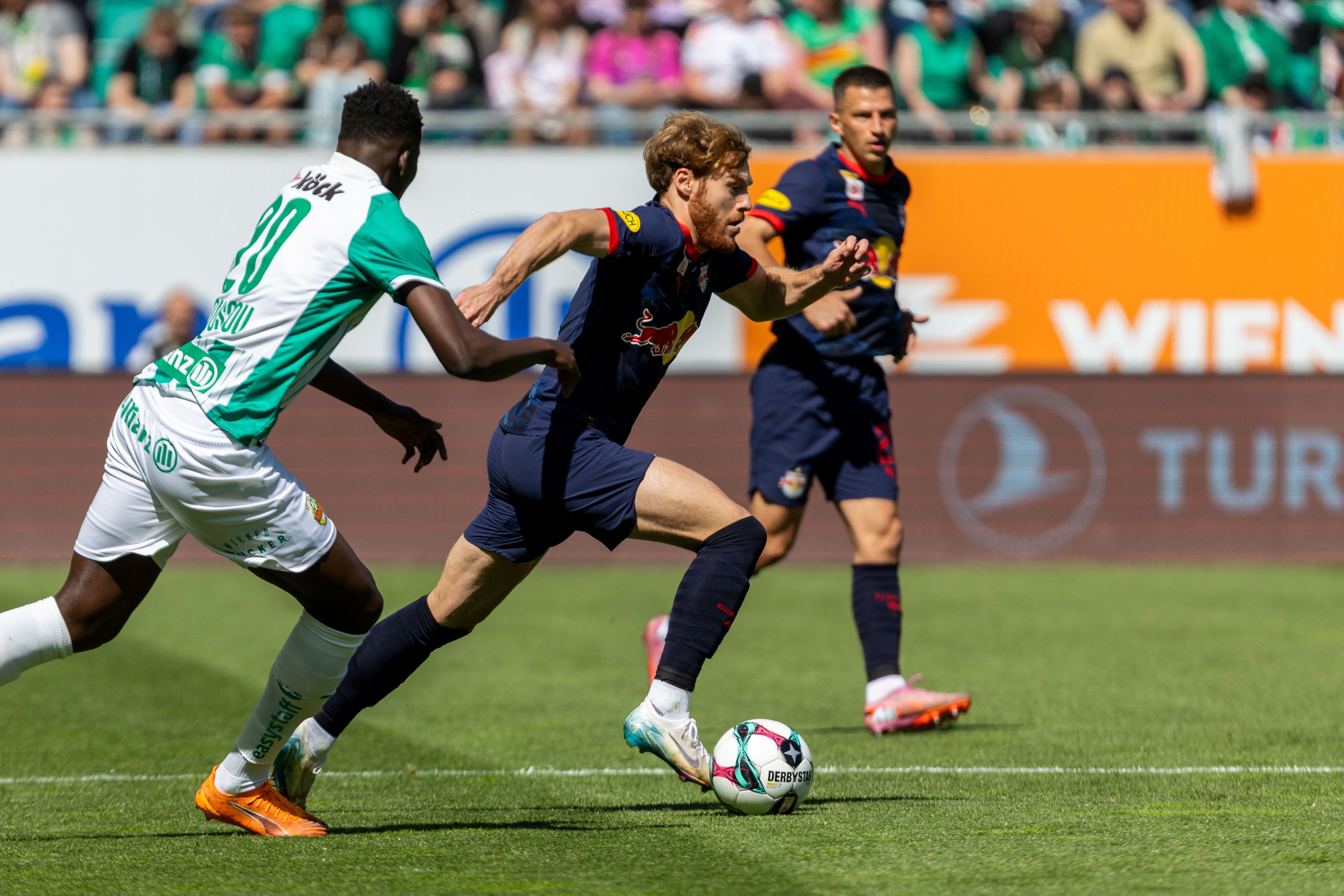 Ange Ahoussou (Rapid) und Yorbe Vertessen (RBS) im Zweikampf. 