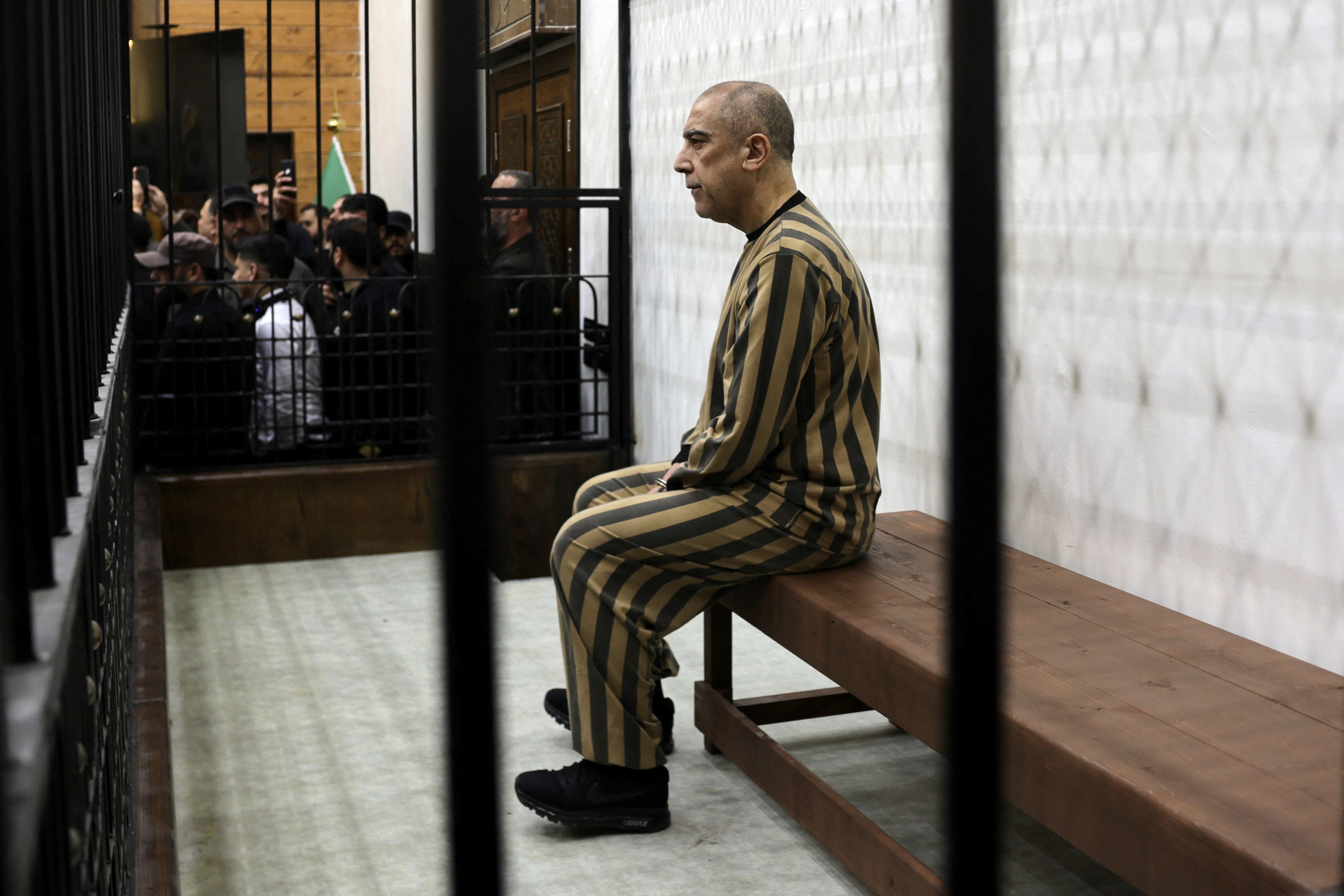 Der frühere Geheimdienstchef Atif Nadschib saß am Sonntag auf der Anklagebank in Damaskus.