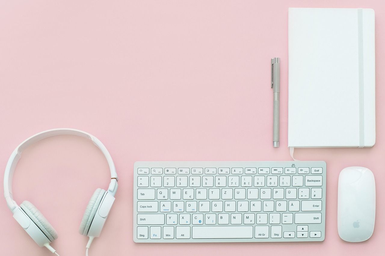 Arbeitsplatz mit Laptop und Zubehör