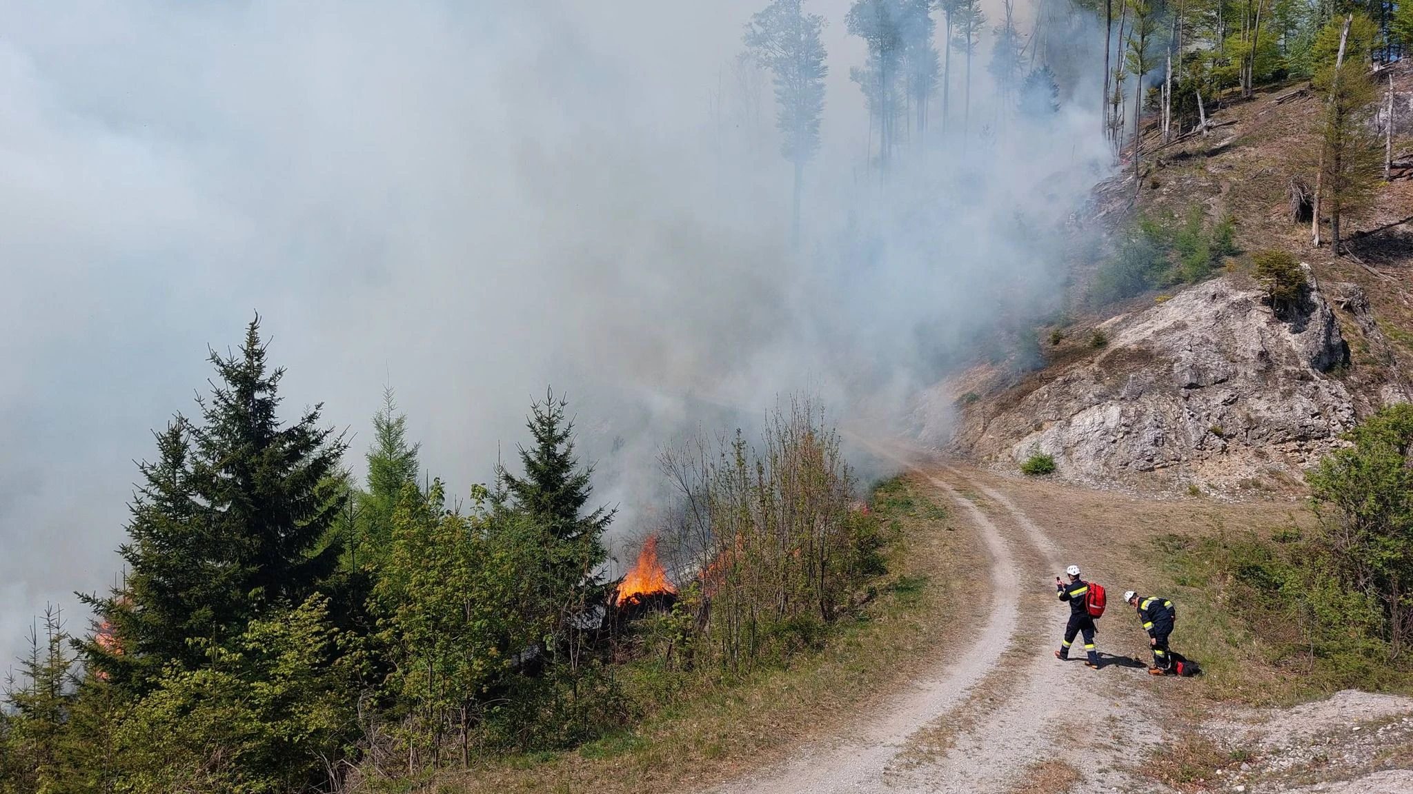 35 Feuerwehren und das Bundesheer stehen im Großeinsatz. 