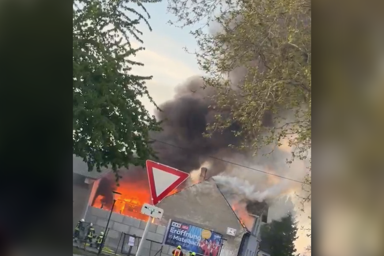 Am Samstag artete ein Brand in Mannersdorf derartig aus, dass es zu einem Großeinsatz kam.