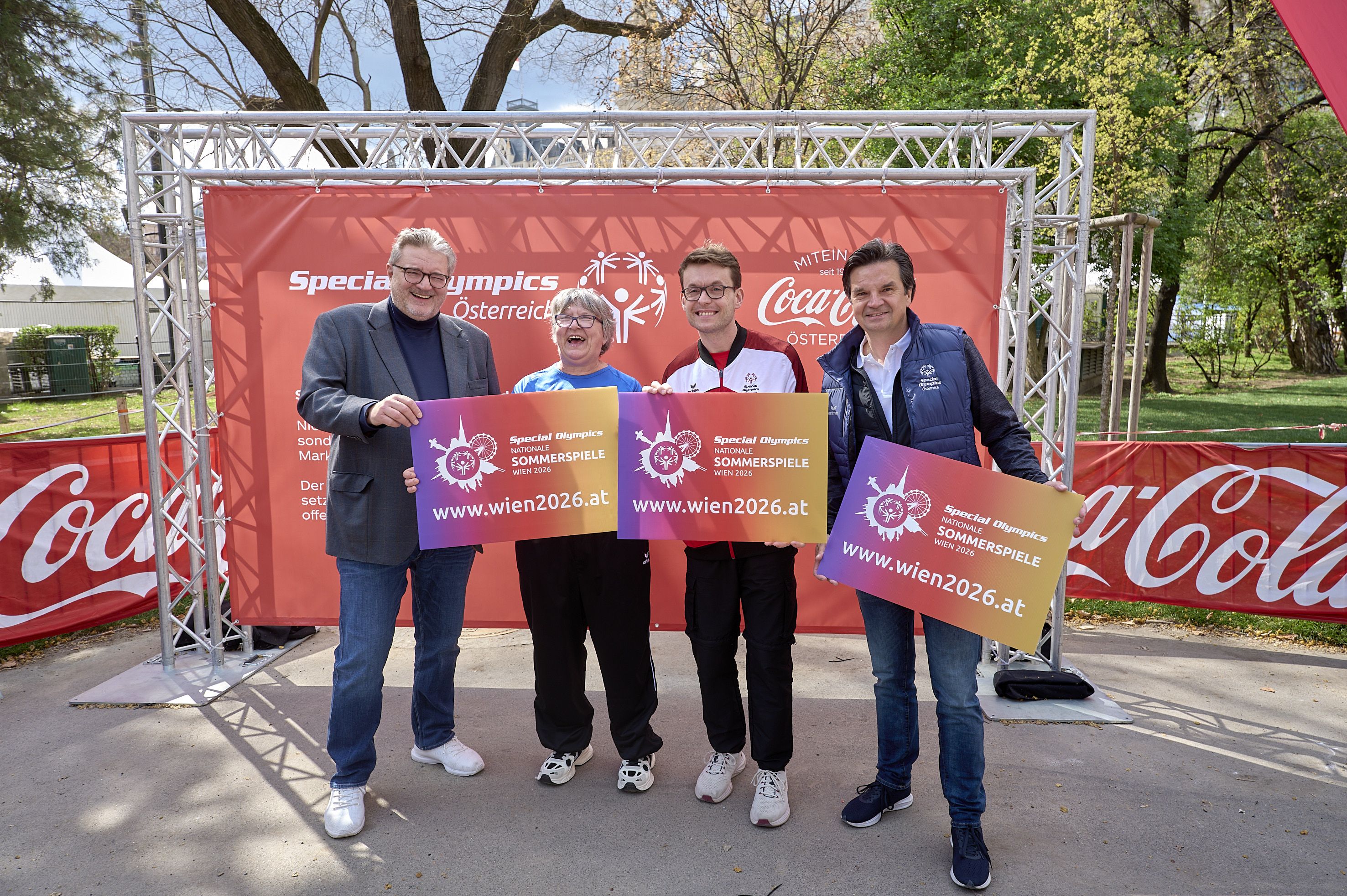Sportstadtrat Peter Hacker (SP) biem Coca-Cola 