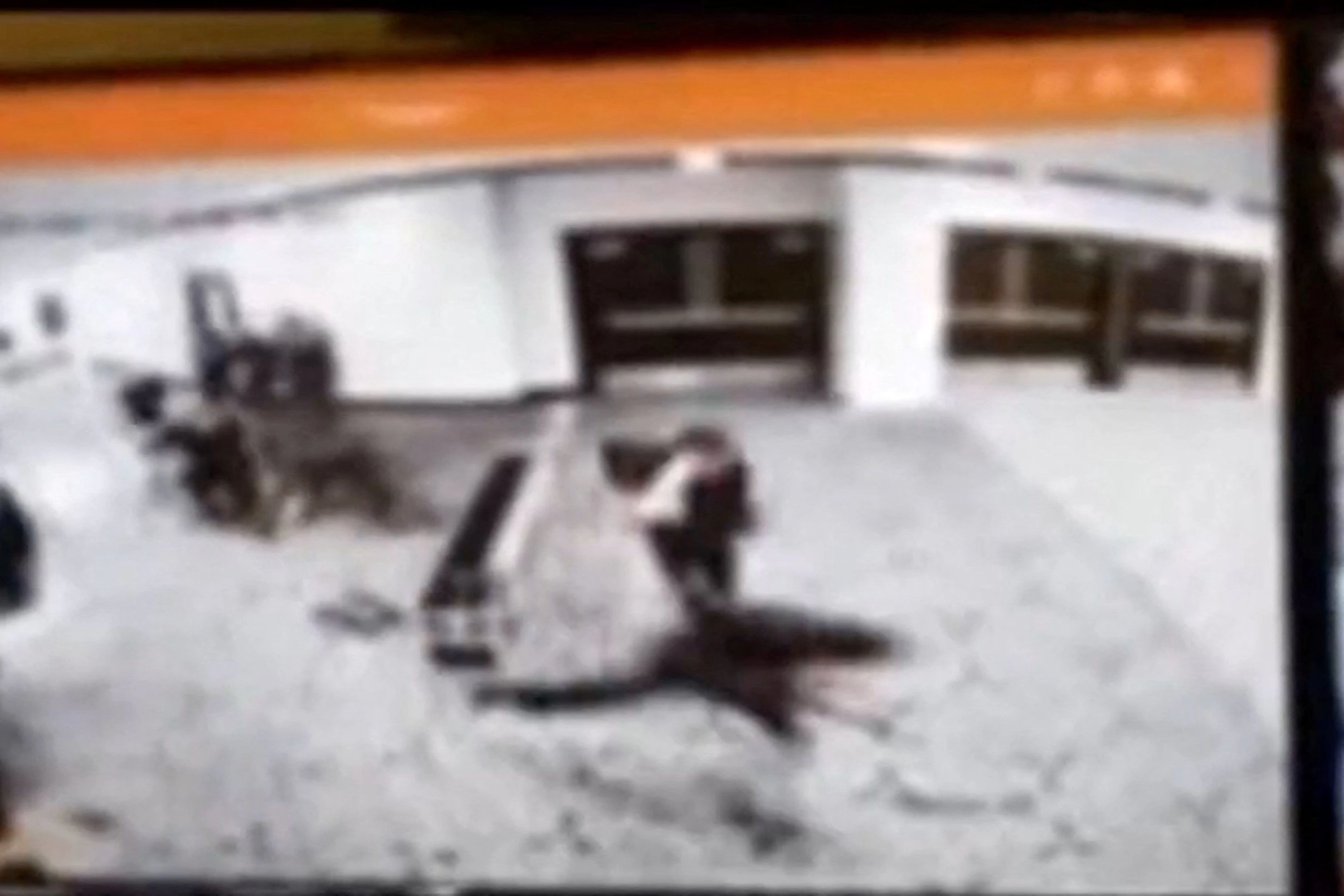 Aufnahme aus einer Überwachungskamera: Der schwarze Schatten im Vordergrund ist der Attentäter im Vollsprint