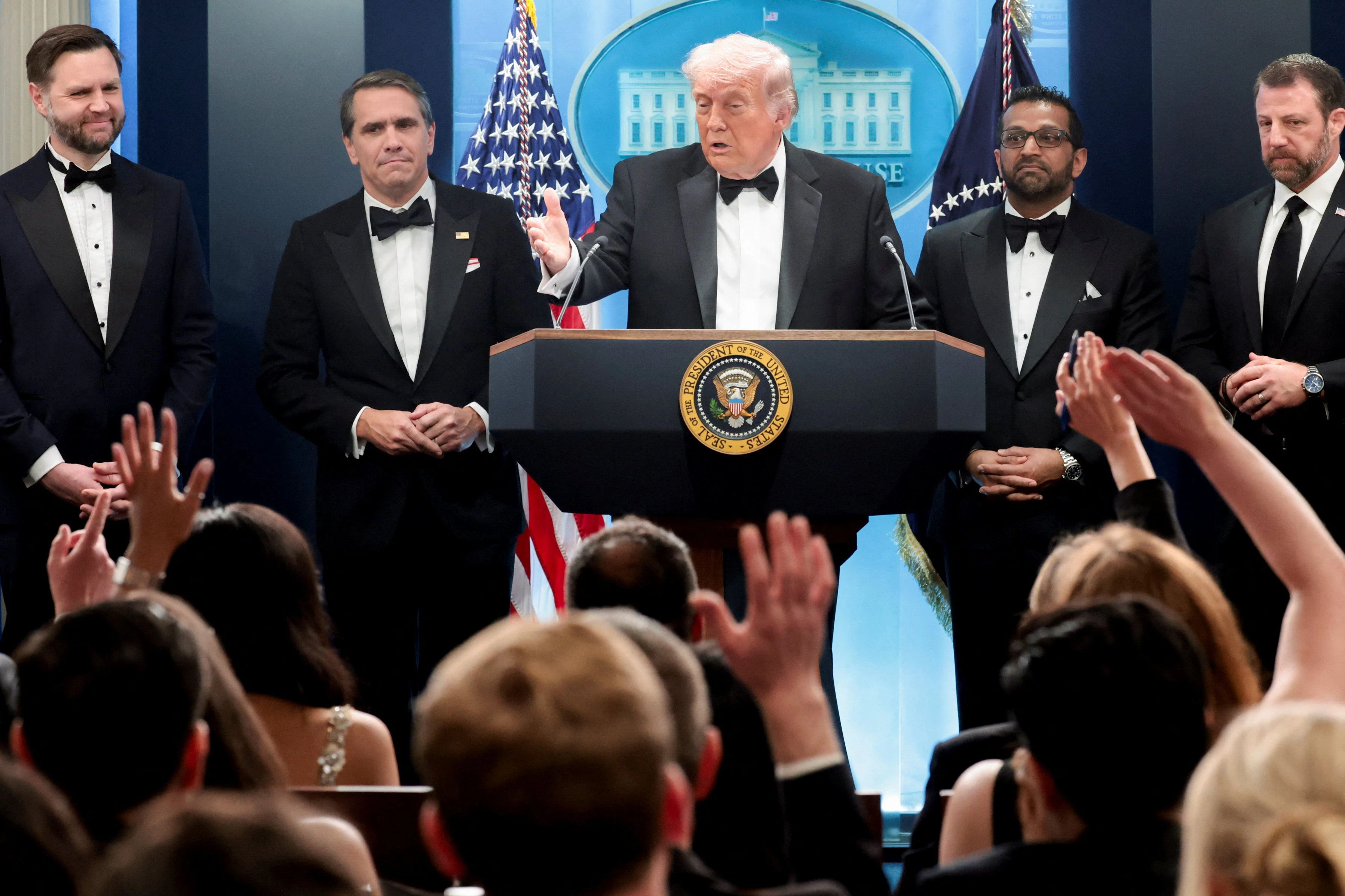 Trump mit FBI-Direktor Kash Patel (2. v. r.),&nbsp;Neo-Justizminister Todd Blanche (2. v. l.), Vizepräsident JD Vance (l.) und dem neuen Heimatschutzminister Markwayne Mullin bei einer Pressekonferenz nach dem&nbsp;Attentat