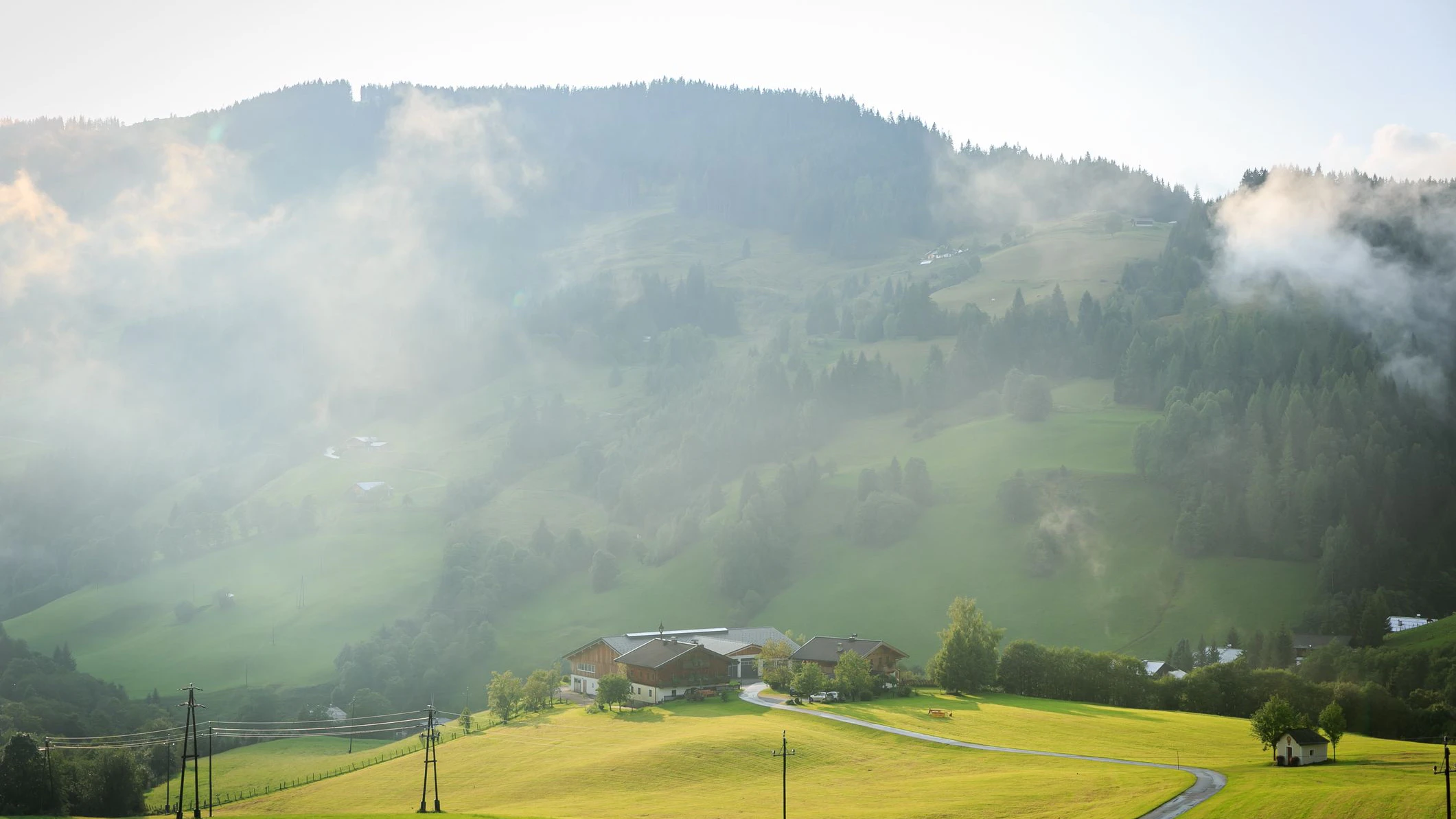 Eine Kaltfront stellt die Wetterlage in Österreich am Sonntag auf den Kopf. 