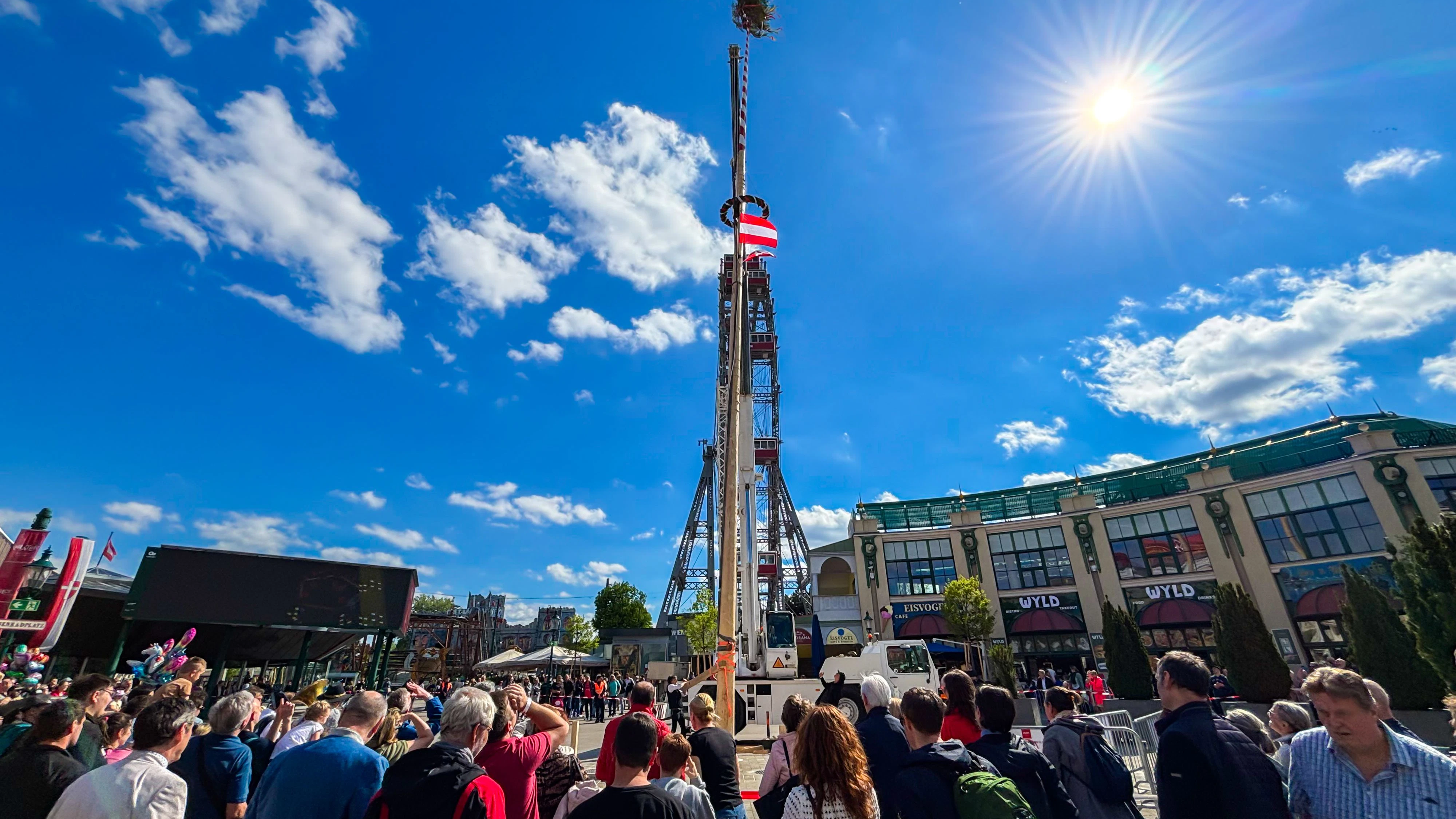 Am 30. April wird im Wiener Prater wieder der Maibaum aufgestellt.