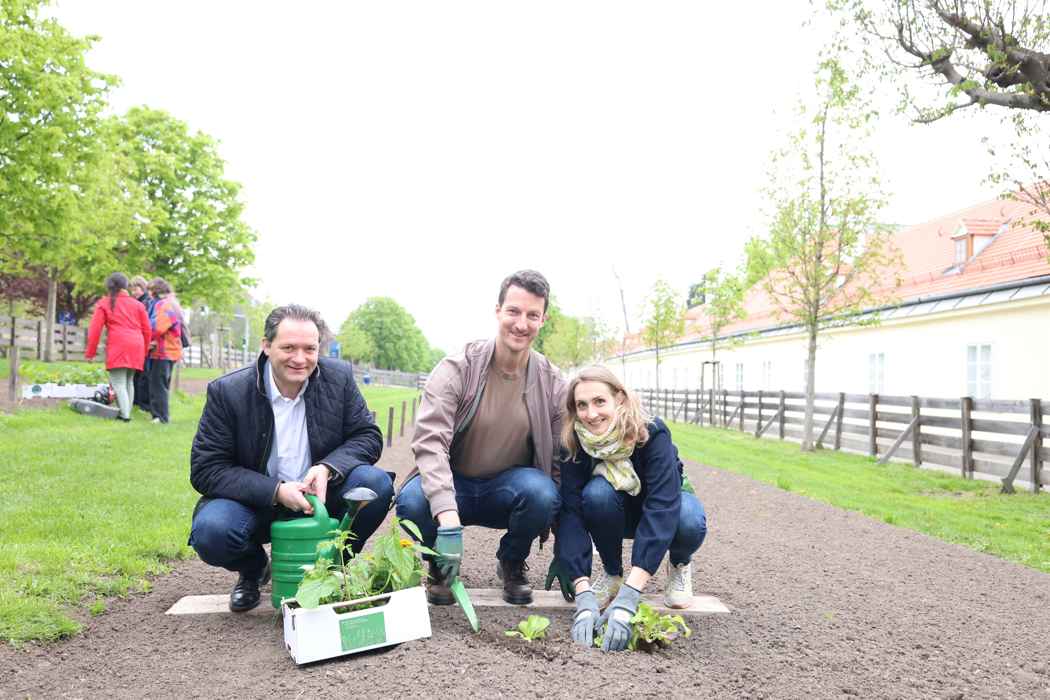 Die beiden Gewinner Florian und Doris mit Umweltminister Norbert Totschnig (VP) beim Garteln im Wiener Augarten