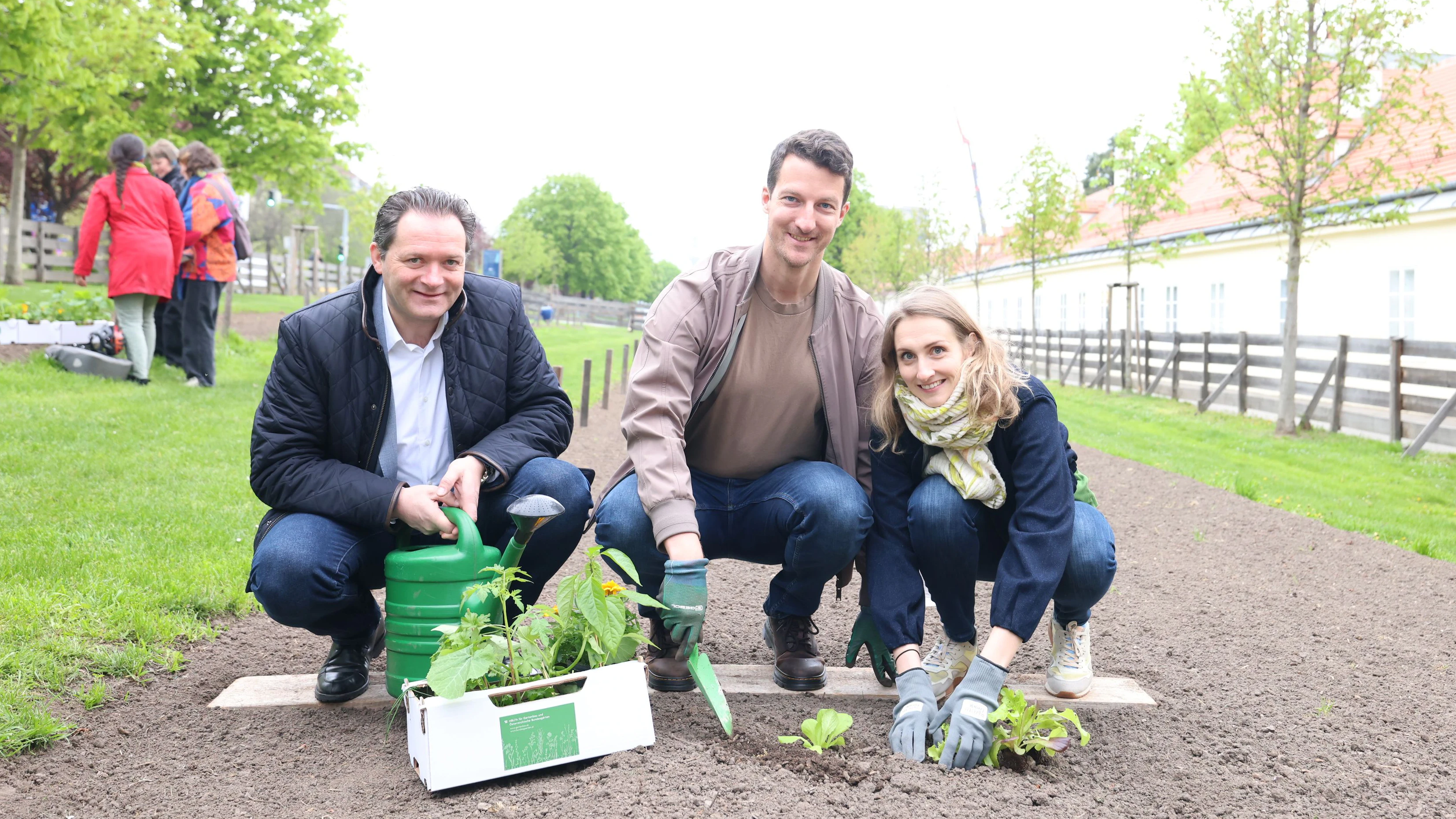 Die beiden Gewinner Florian und Doris mit Umweltminister Norbert Totschnig (VP) beim Garteln im Wiener Augarten