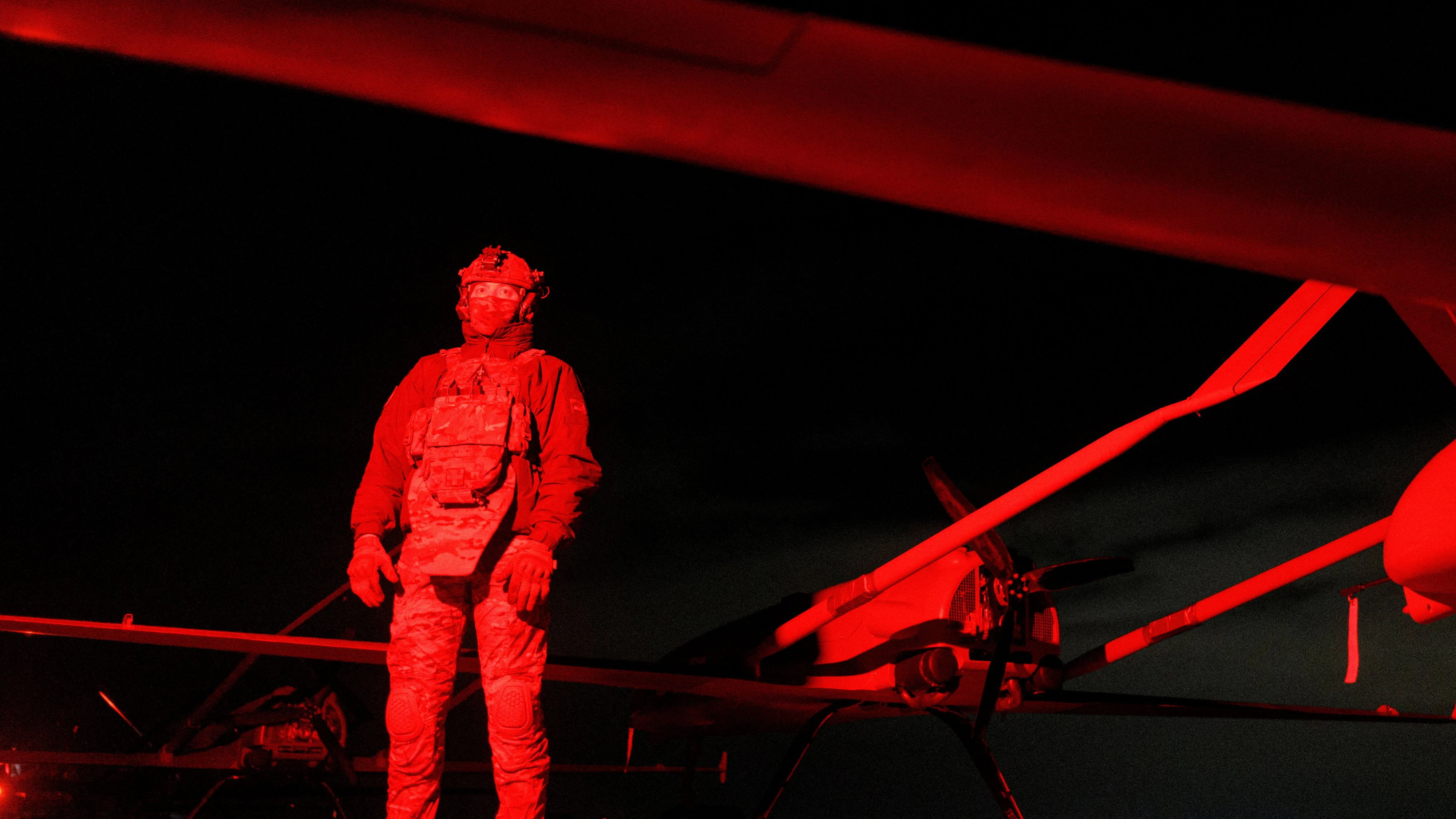 Ein ukrainischer Soldat mit dem Rufzeichen „Charlie“, Kommandeur des 14. eigenständigen Regiments für unbemannte Flugsysteme der Streitkräfte für unbemannte Systeme (USF) der ukrainischen Streitkräfte, steht neben einem unbemannten Fluggerät für Tiefenangriffe, bevor er es in Richtung russisches Gebiet startet. Archivbild, 2025.