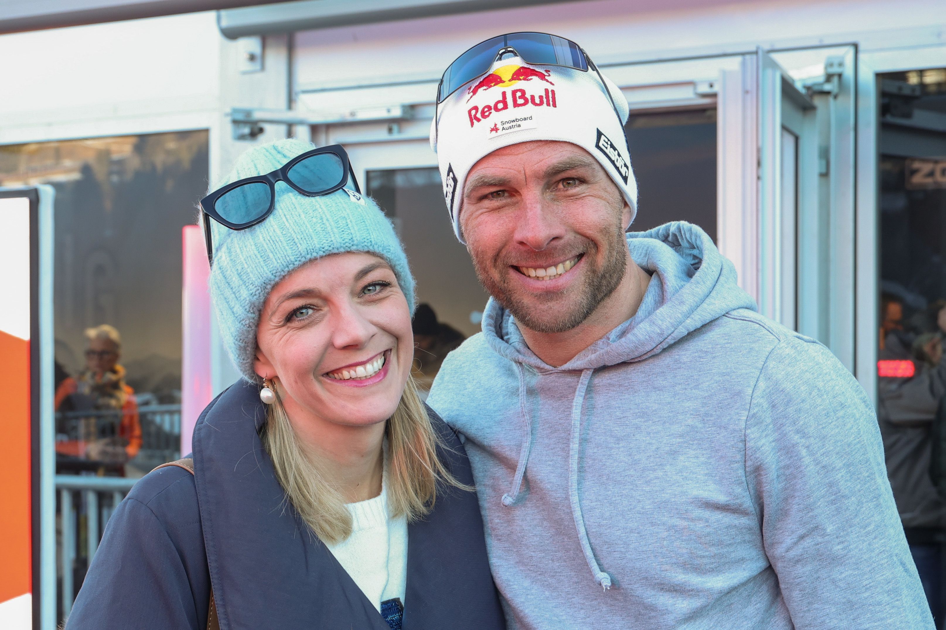 Benjamin Karl (r.) mit Ehefrau Nina – dem Anschein nach glücklich.