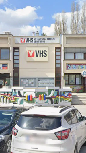 "Deutschkenntnisse bei Schulanfängern in Wien mangelhaft, doch Bücherei in Donaustadt schließt. Stadt plant Ausbau der Deutschkurse."