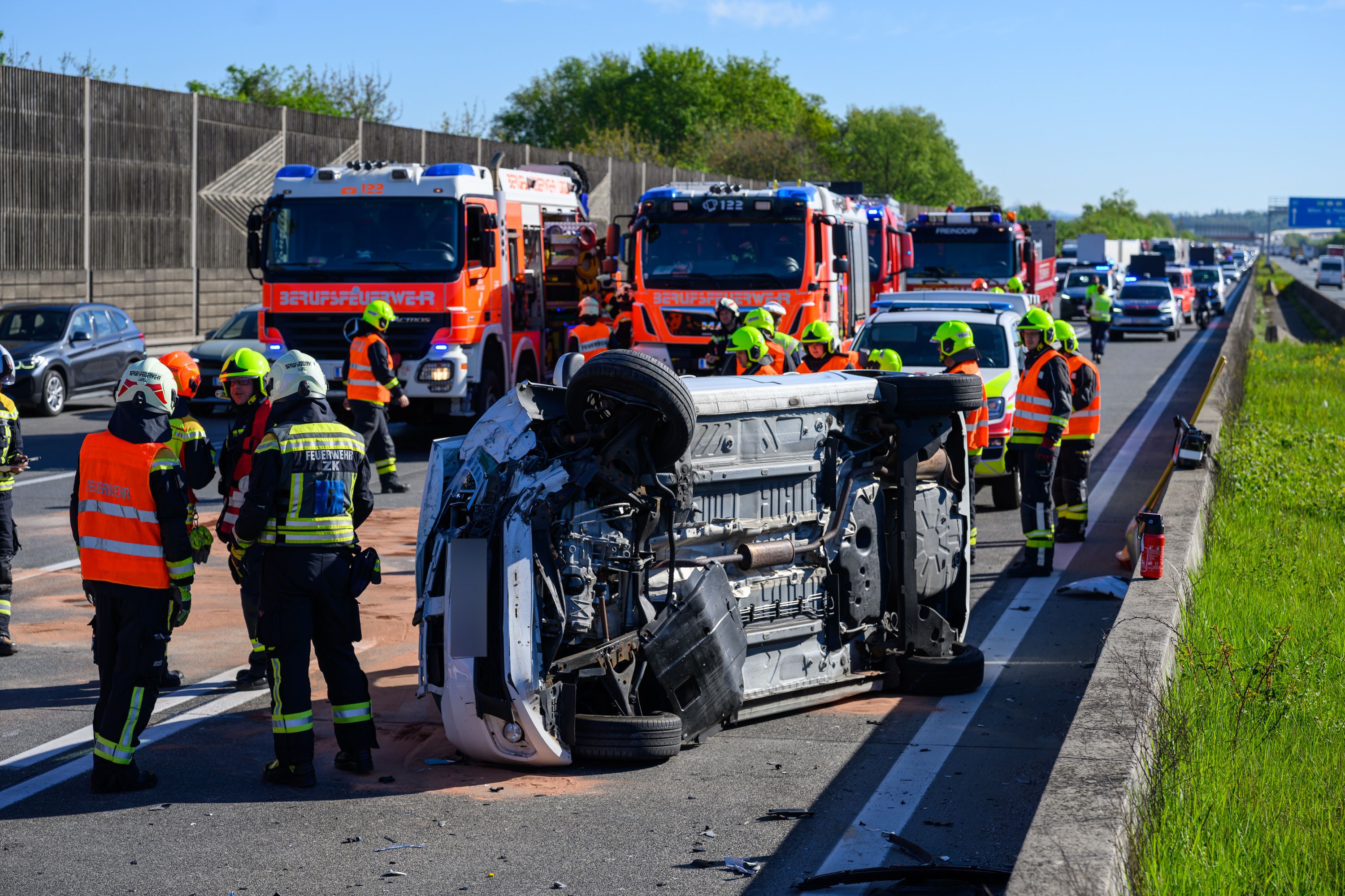 Einsatzkräfte mehrerer Feuerwehren sowie Rettungsdienst und Polizei standen auf der A1 im Einsatz, nachdem ein Pkw nach einem Unfall seitlich auf der Fahrbahn zum Liegen gekommen ist. 