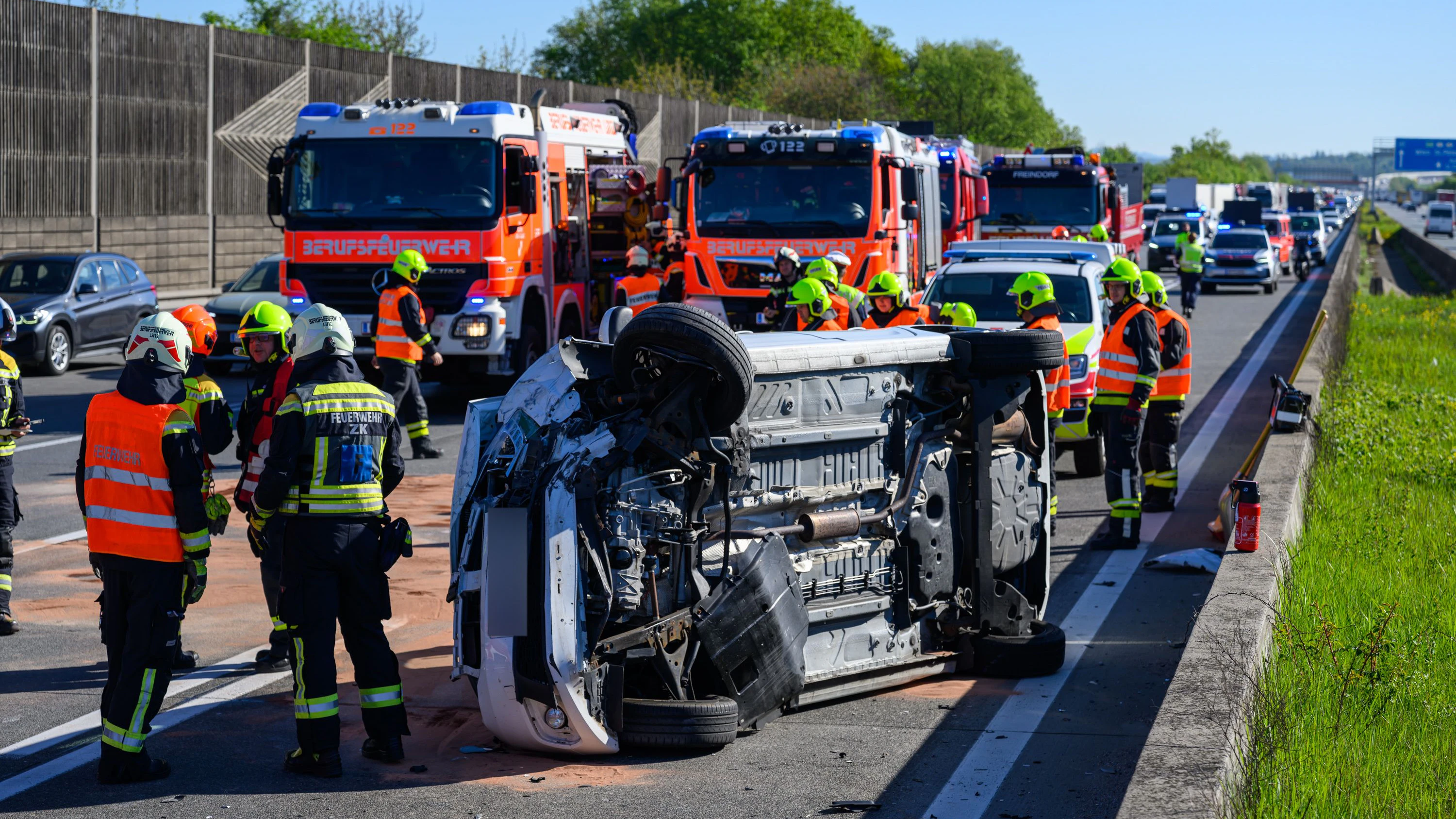 Einsatzkräfte mehrerer Feuerwehren sowie Rettungsdienst und Polizei standen auf der A1 im Einsatz, nachdem ein Pkw nach einem Unfall seitlich auf der Fahrbahn zum Liegen gekommen ist. 