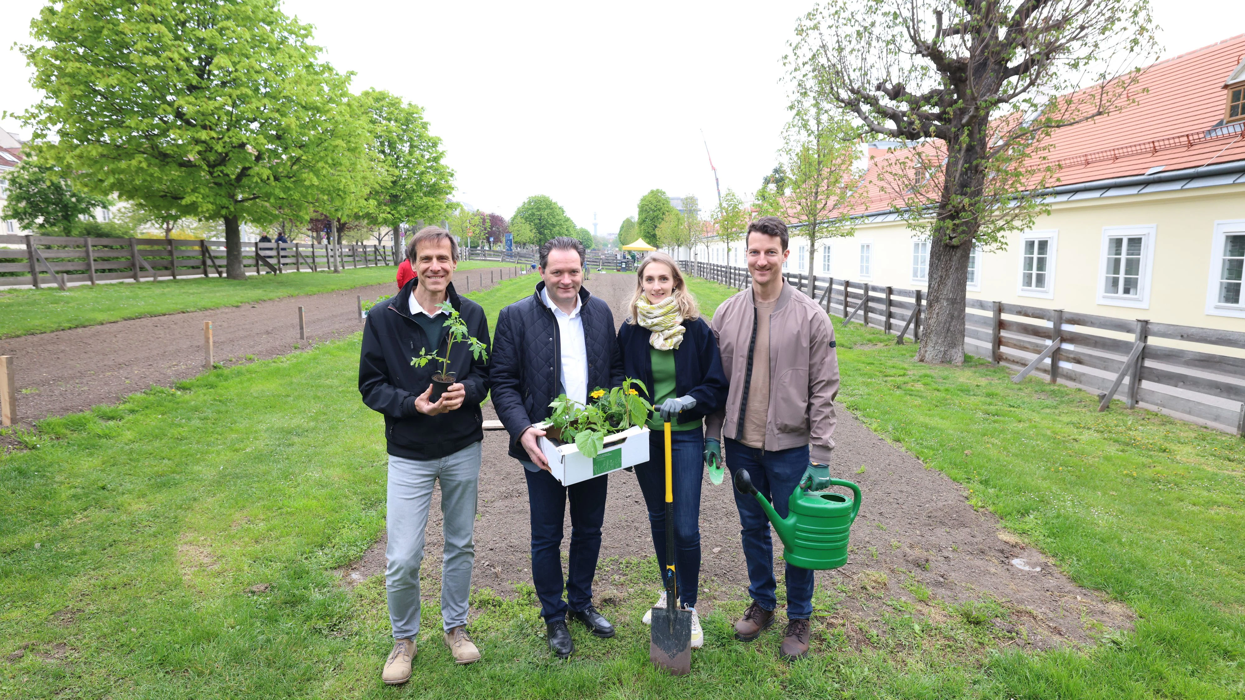 Umweltminister Norbert Totschnig (VP, m.) mit Gewinnern im Augarten in Wien.