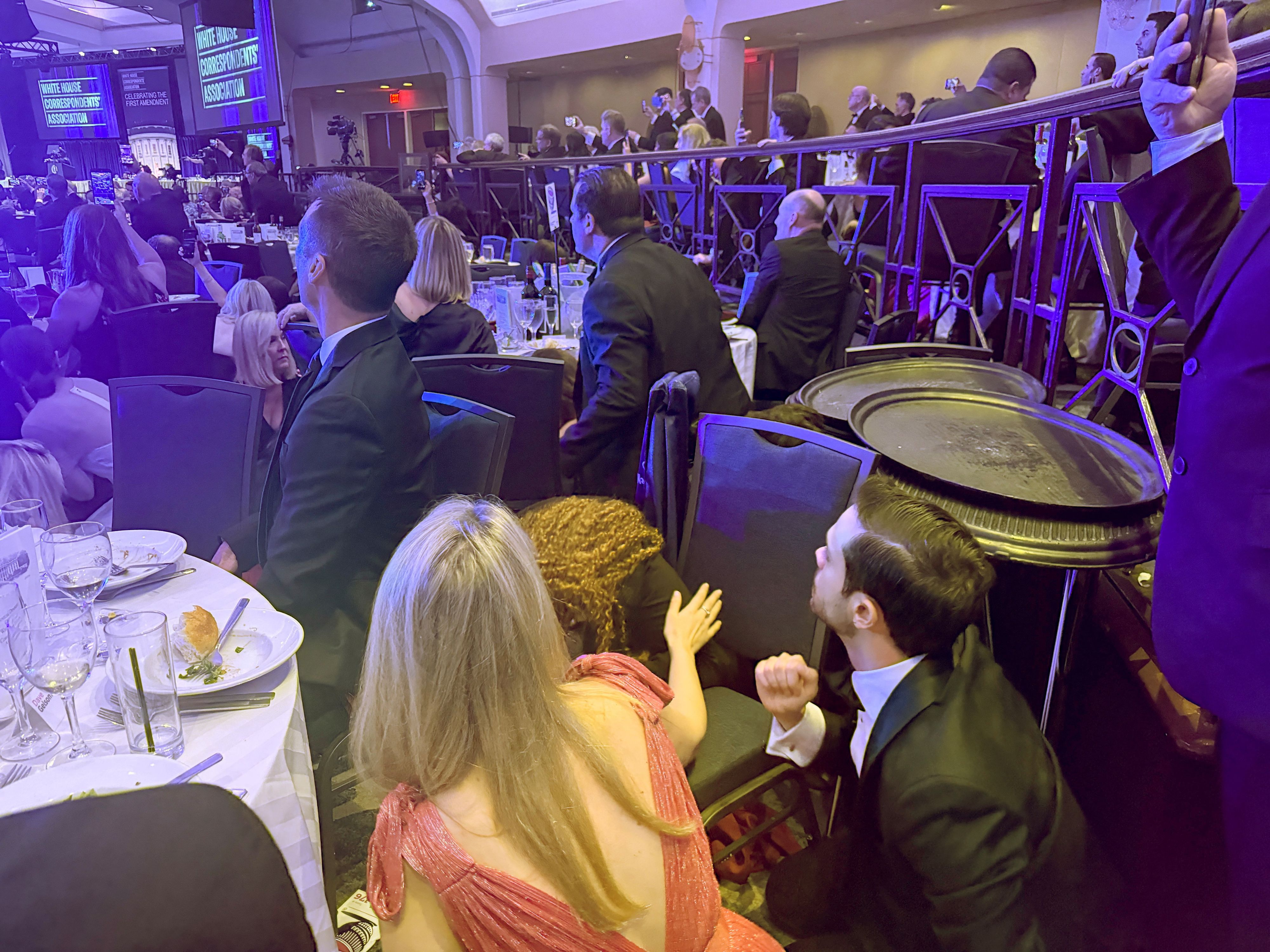 Während sich manche Gäste duckten, genossen andere Champagner.