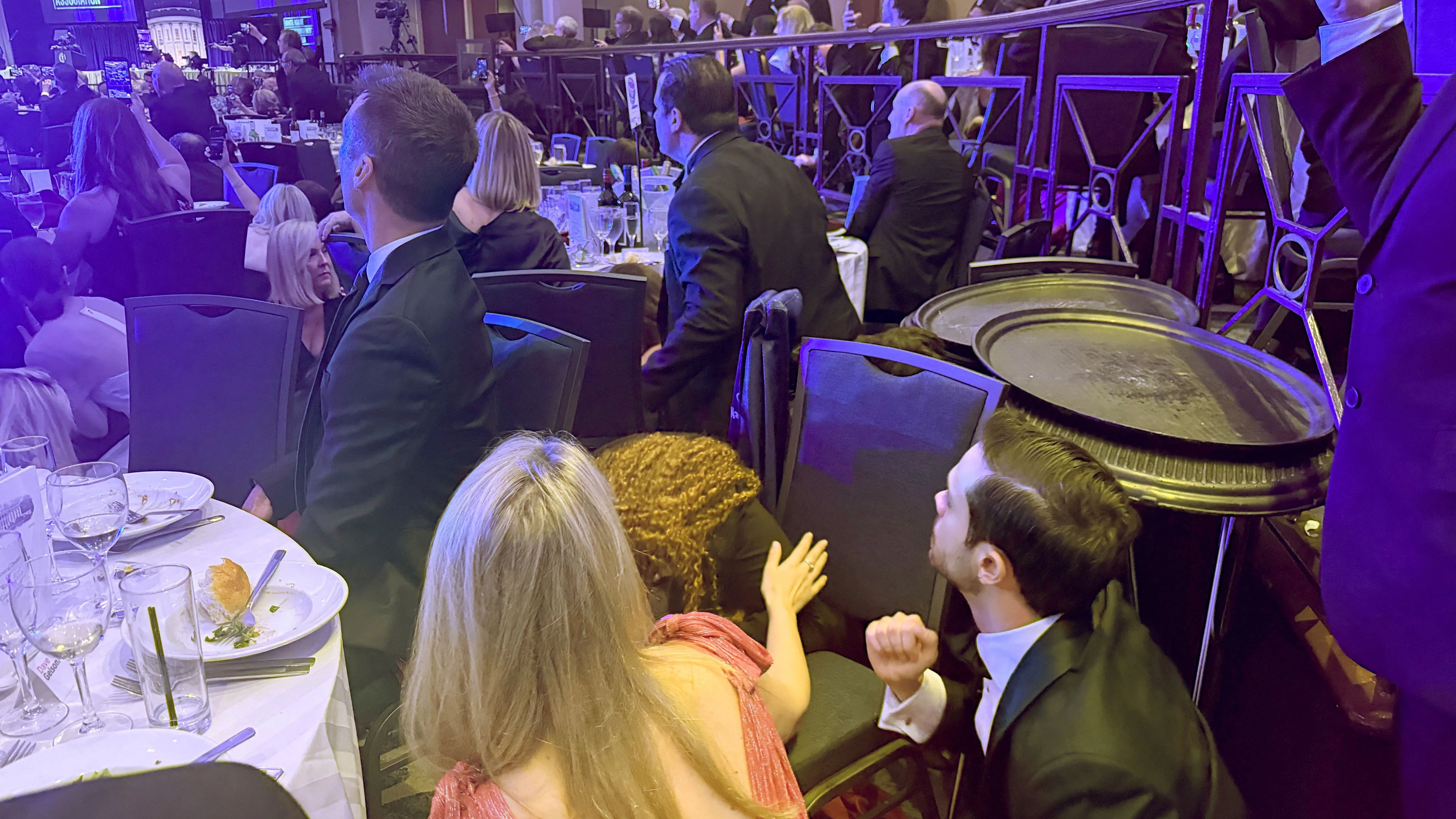 Heute.at - Attentat egal – Gäste stehlen Schampus und Wein