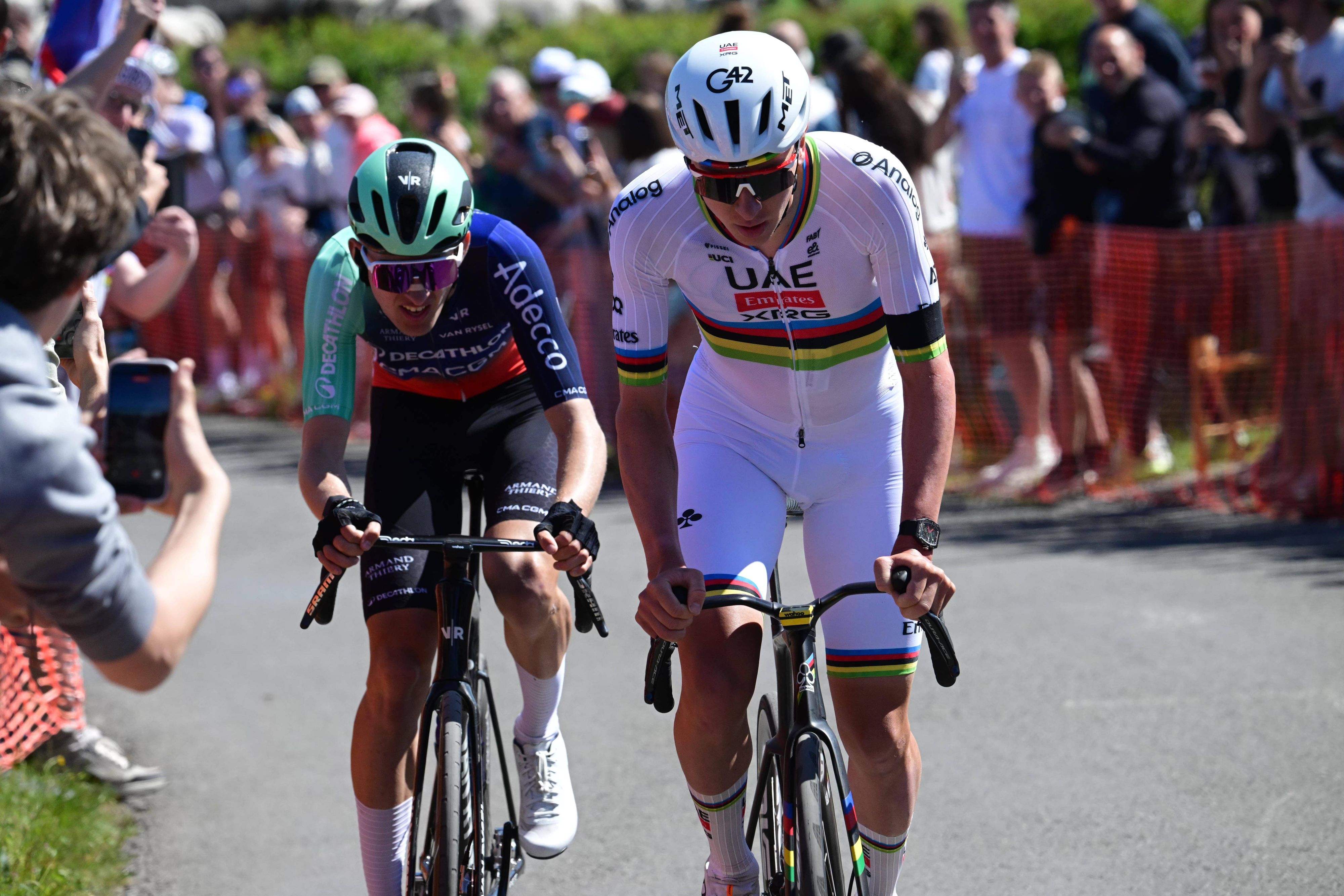 Pogacar nützt den Kraftvorteil, hängt Seixas ab.