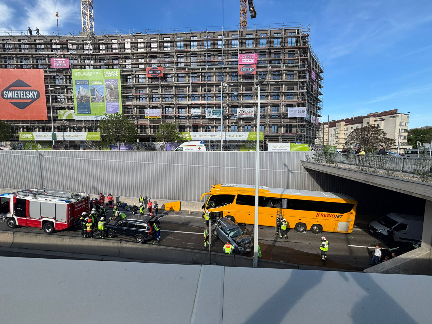 Die Einsatzkräfte bei der Bergung der verunfallten Fahrzeuge.