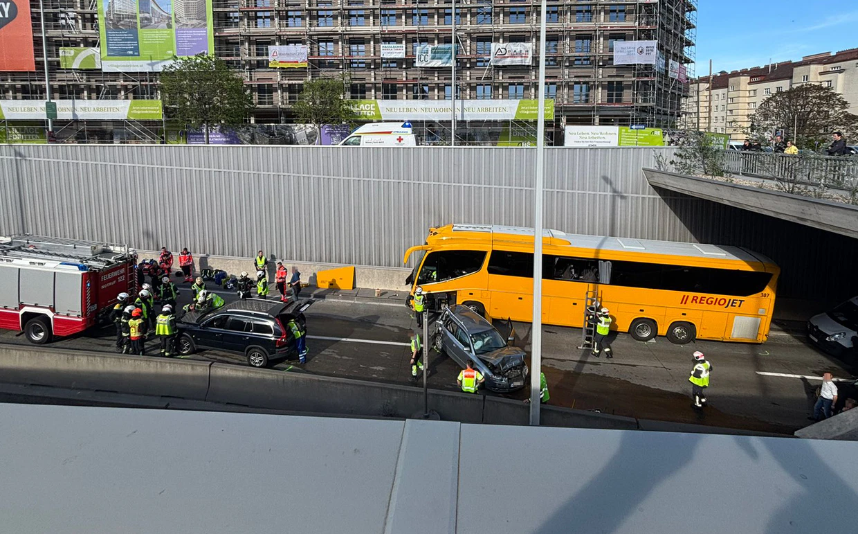 Die Einsatzkräfte bei der Bergung der verunfallten Fahrzeuge.
